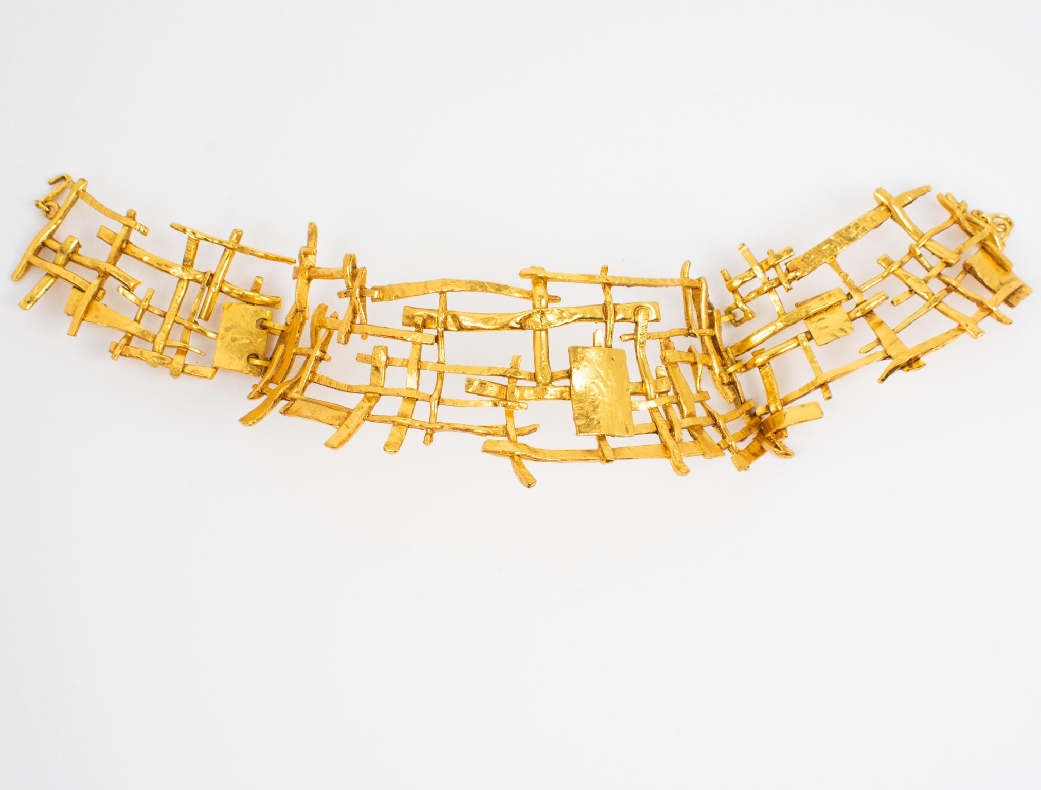 Collana a collare rigida dorata di design Paris Brutalist in vendita 4