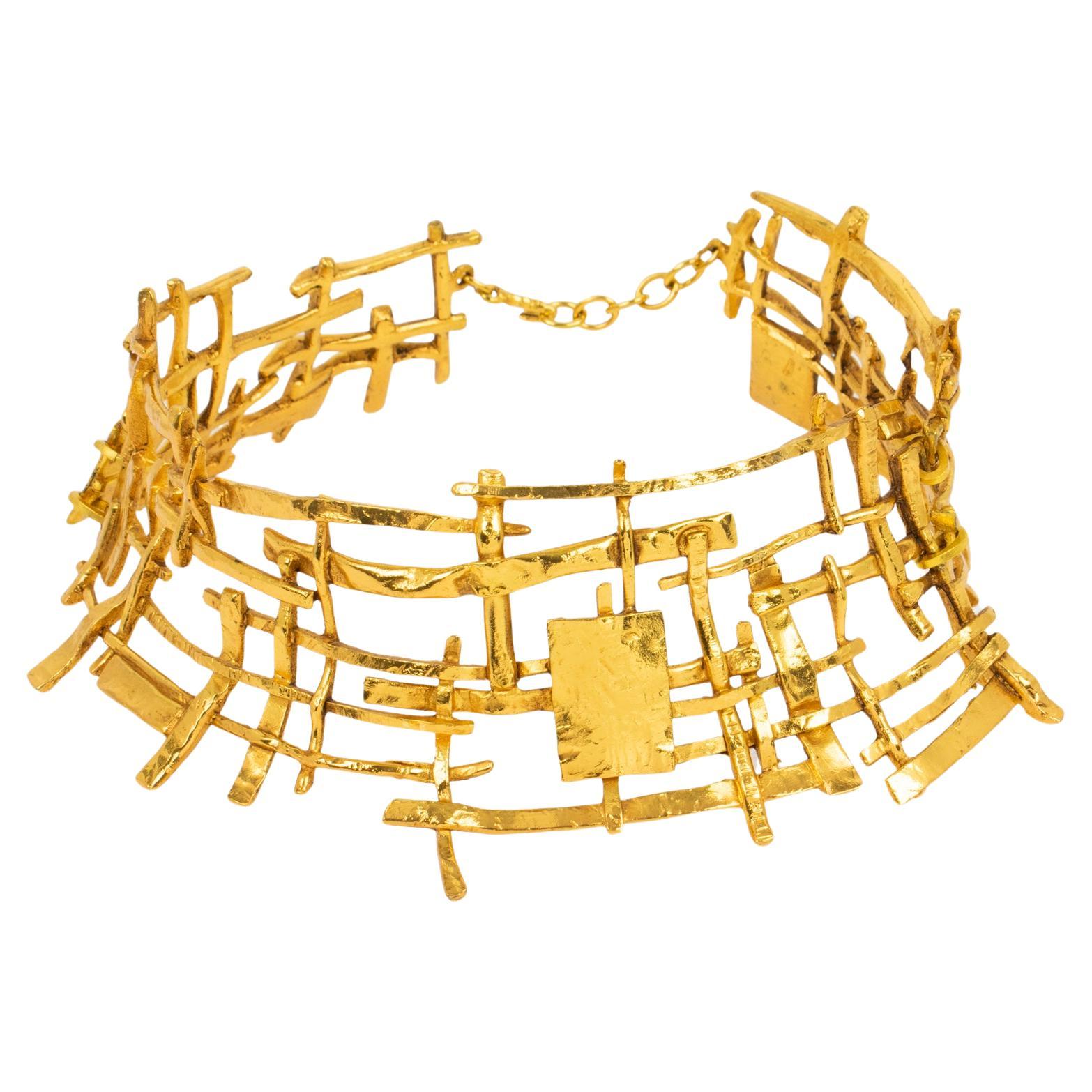 Collana a collare rigida dorata di design Paris Brutalist in vendita
