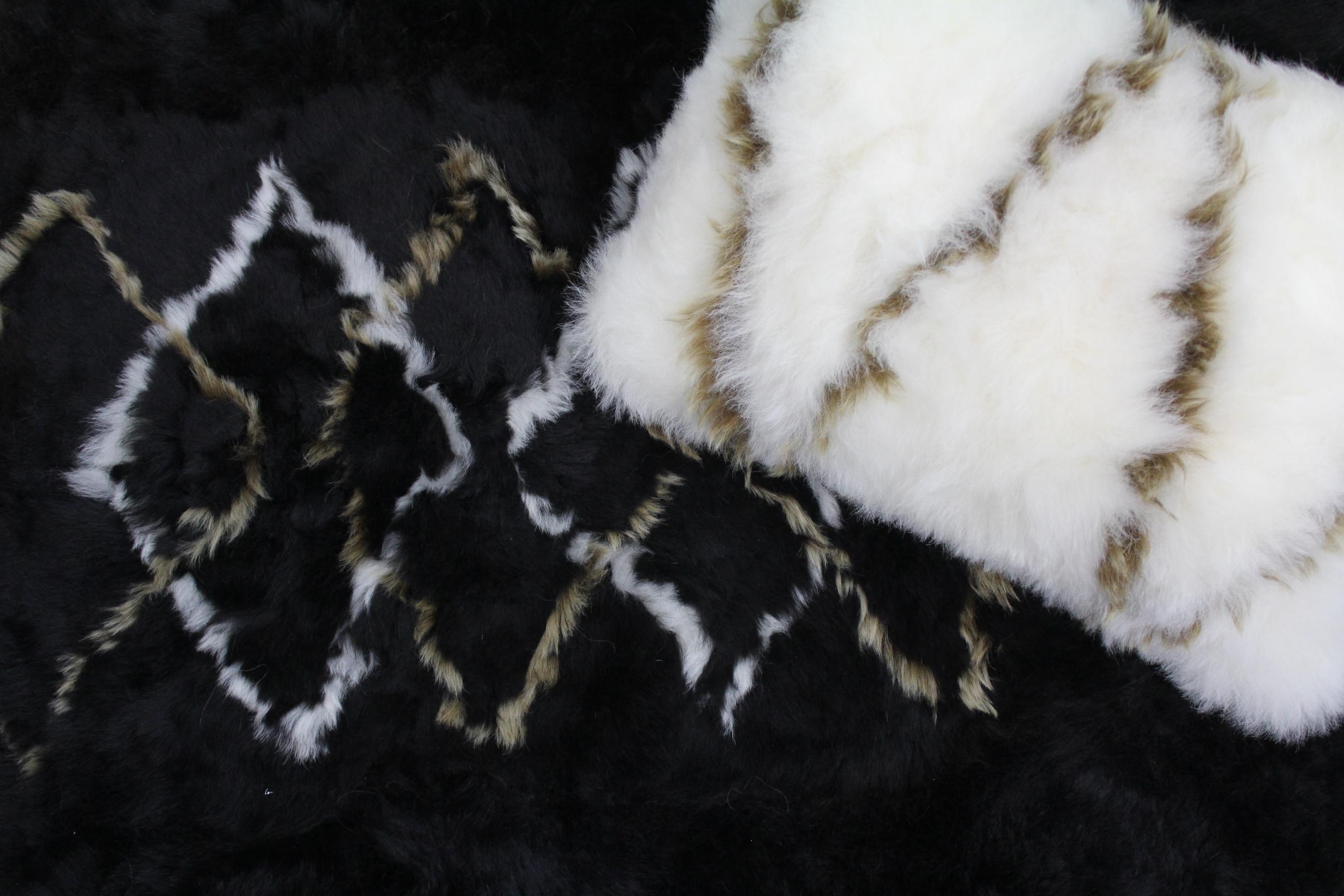 Dieser goldene, diamantene Schafsfellteppich ist ein Unikat. Er wird in sorgfältiger Handarbeit von australischen Kunsthandwerkern aus den feinsten, umweltfreundlichen isländischen Schaffellen hergestellt, um diesen schönen und modernen