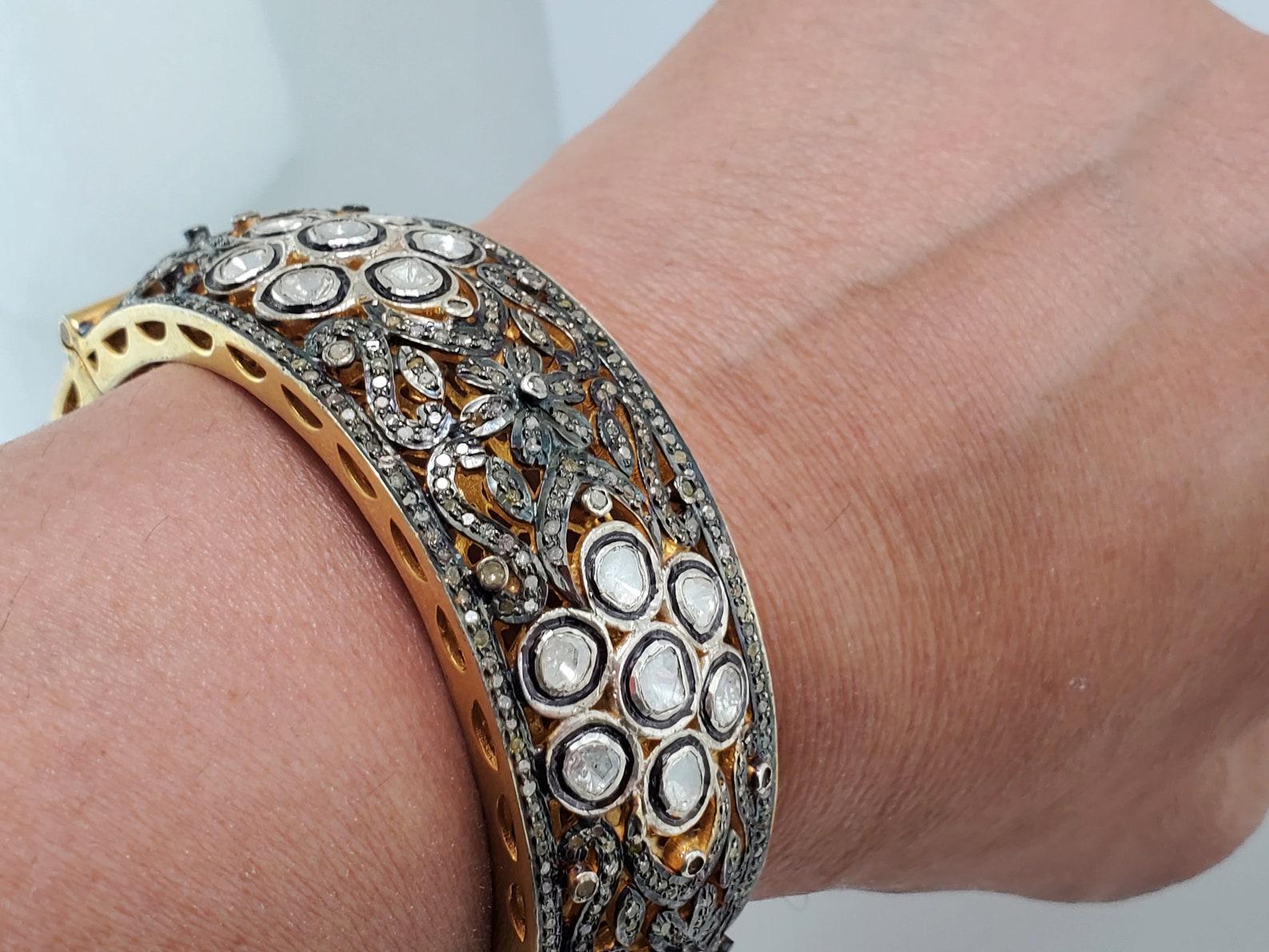 Bracciale d'autore in argento 925 con diamanti taglio rosa e pavé di diamanti.

A.R.P. T.I..

Tutti gli articoli sono personalizzati su ordinazione. Il tempo di attesa è di circa 6-10 giorni lavorativi. La situazione può cambiare durante l'alta