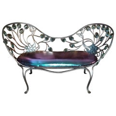 Chaise design en forme de paon créée pour un photoshoot chez Neiman Marcus