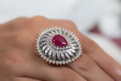 Anillo de cóctel con rubí y halo de diamantes en oro blanco de 14 quilates