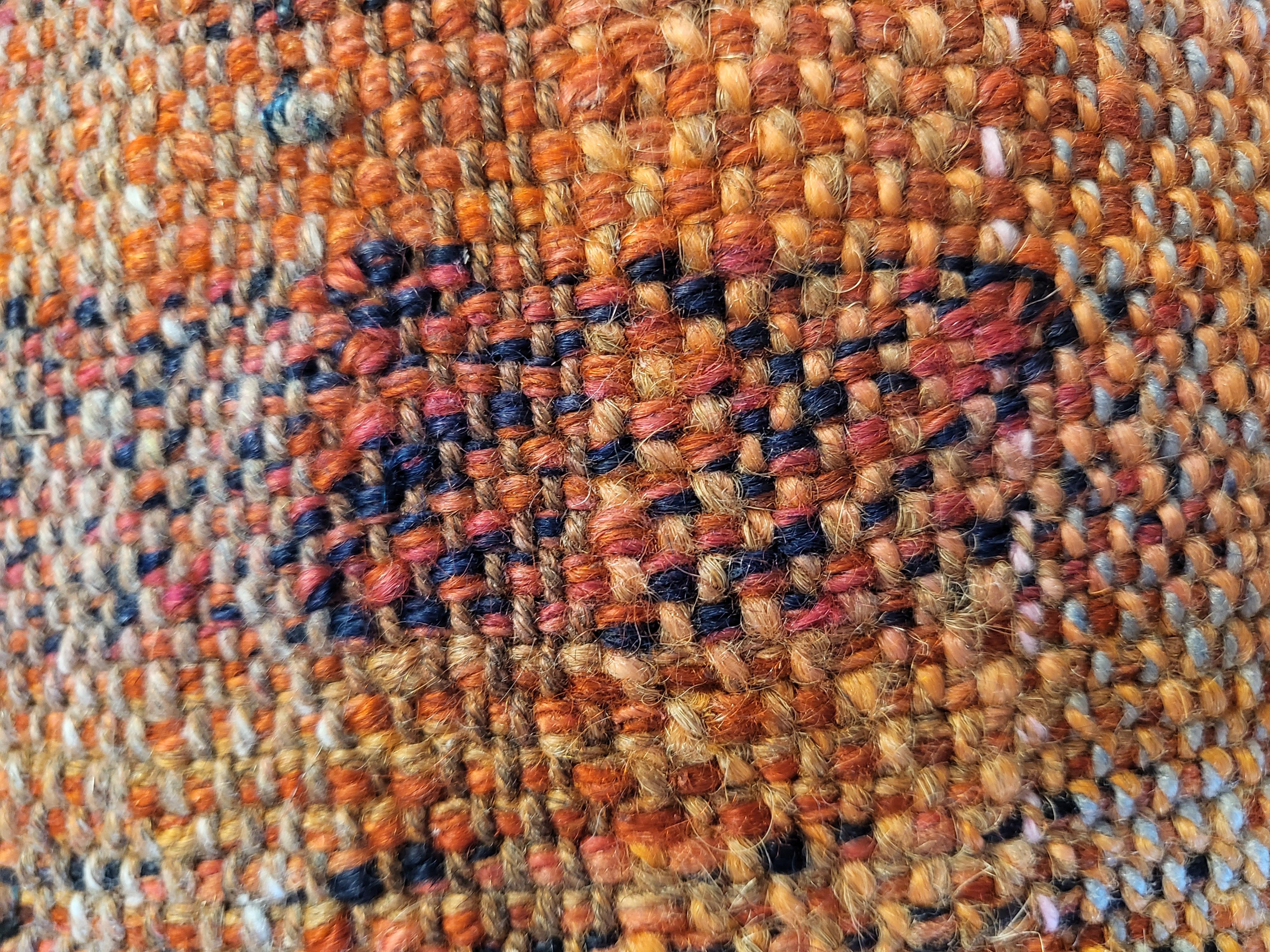 Designer-Perserteppich-Wurfkissen

Diese limitierte Serie einzigartiger, handgefertigter Kissen wurde von Jason Dadras, einem Experten für persische Teppiche, entworfen und besteht aus antiken/alten persischen Kilims und Jajims.
Die geometrischen