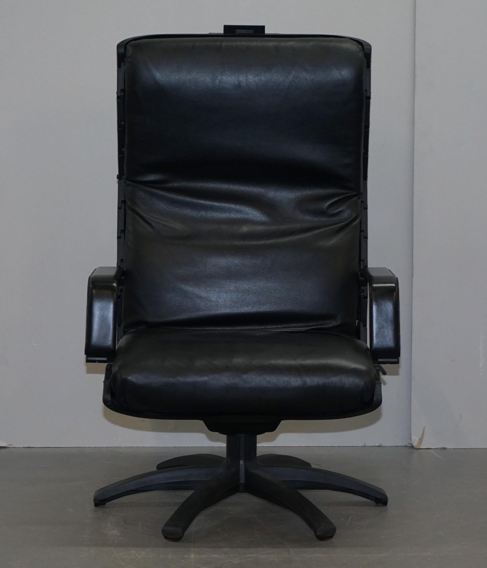 We are delighted to offer for sale this lovely Porsche designed by Ferdinand for Poltrona Frau black leather office swivel armchair

Designed by Ferdinand via Porsche for Poltrona Frau. This chair has a very high back which has adjustable ribs in