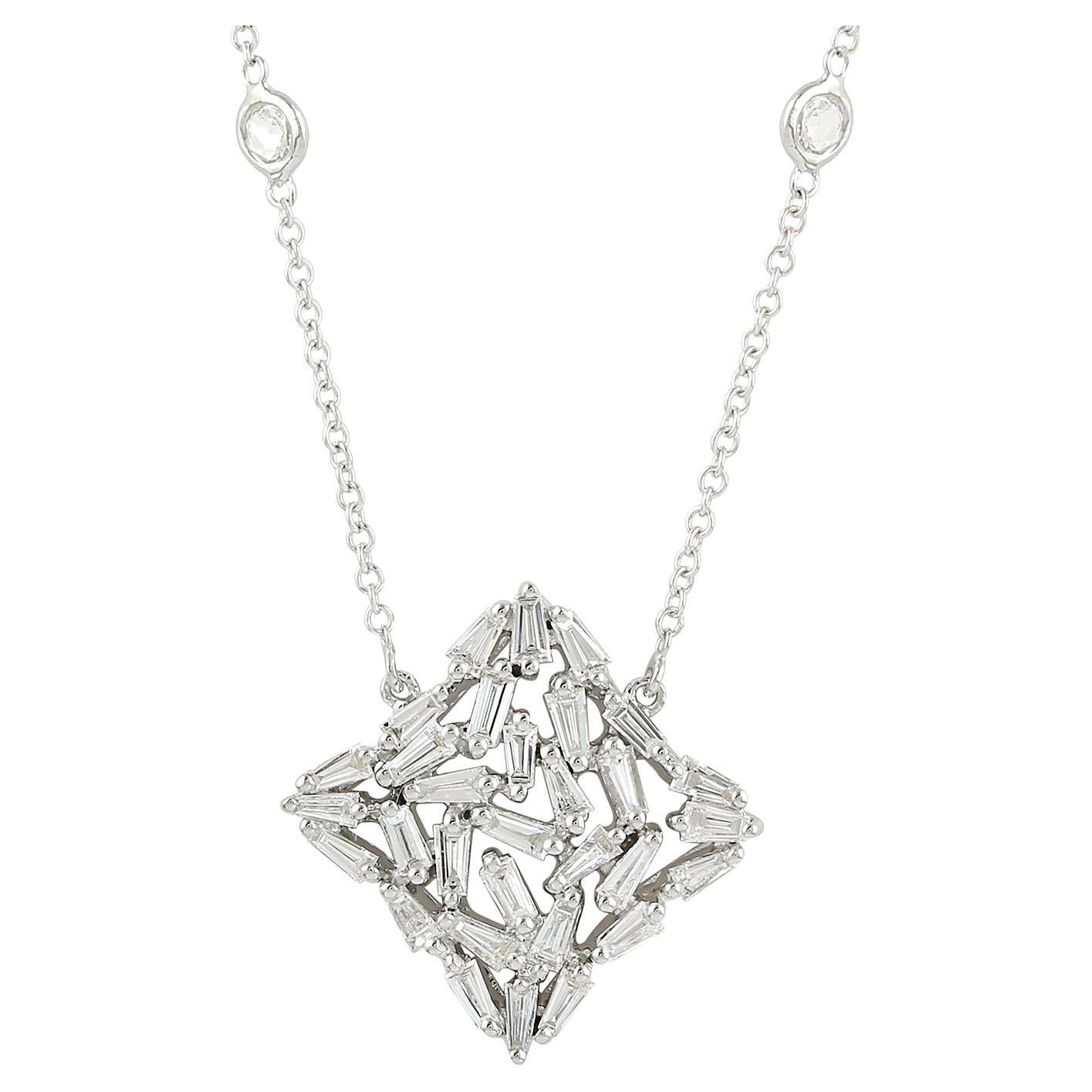 Collier princesse de créateur en or blanc 18 carats avec breloque en diamants baguettes