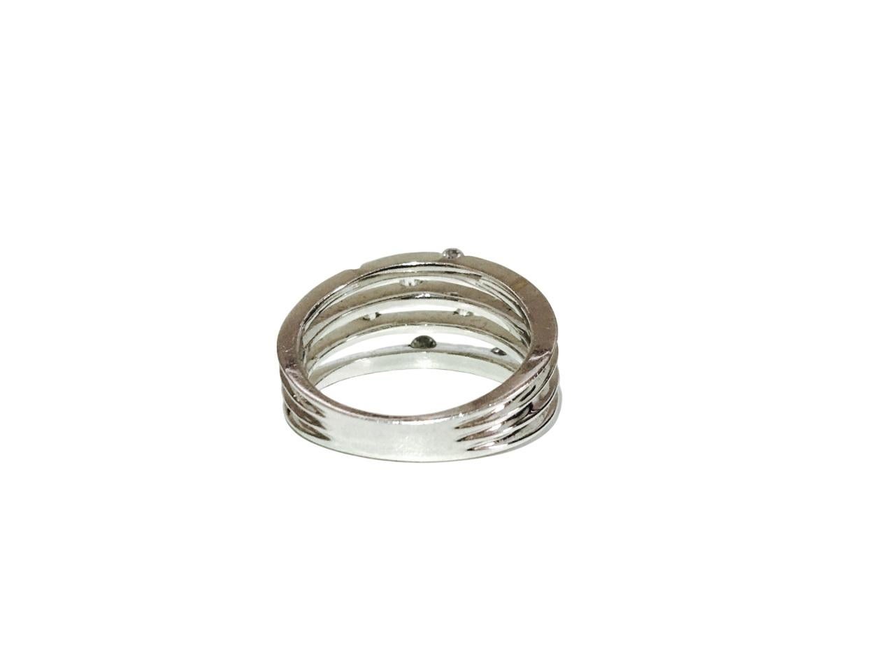 Fabriquée en or blanc massif 14K, cette magnifique bague présente 1/4 carat de diamants ronds de taille brillant, d'une pureté SI et d'une couleur G. Chaque diamant est 100 % naturel et extrait de la terre, ce qui lui confère un éclat et une