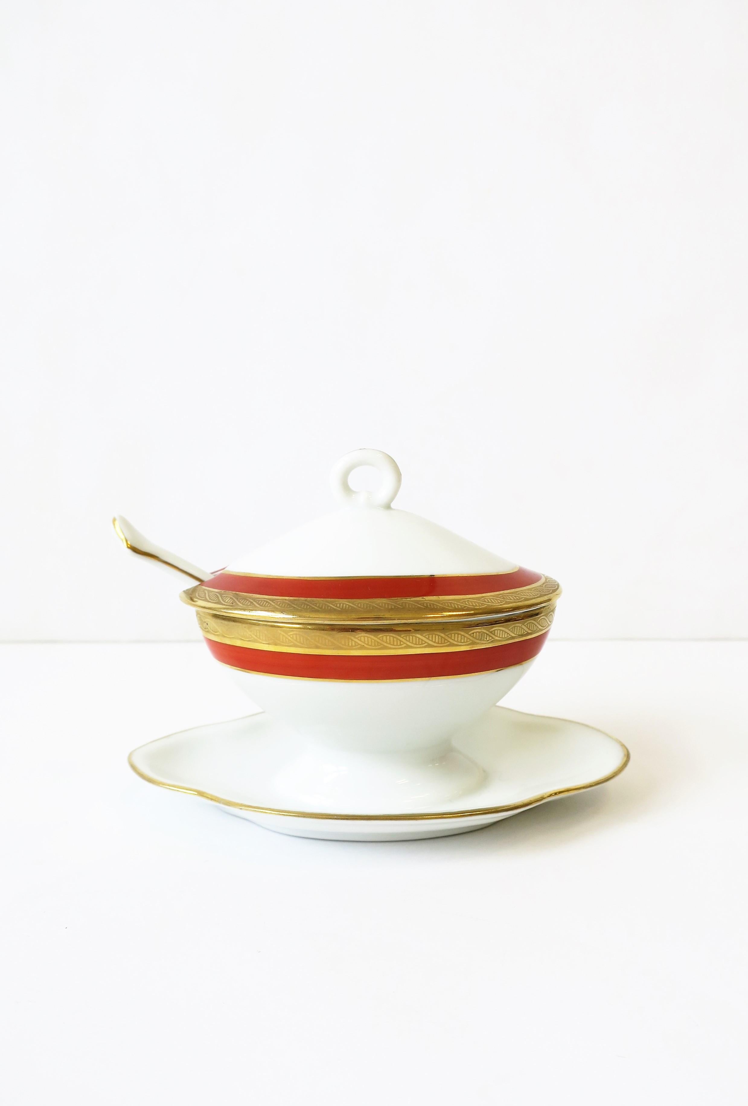 Magnifique plat à condiments ou récipient en porcelaine italienne blanche et dorée avec couvercle et cuillère par le designer Richard Ginori, vers le milieu du 20e siècle, Italie. Le couvercle est doté d'une poignée en forme de boucle pour le