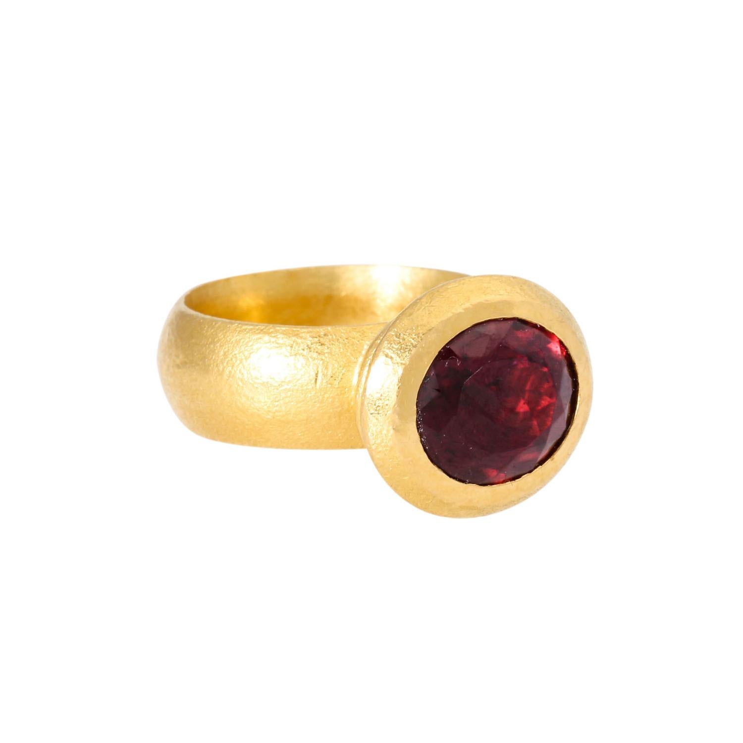 GG 21.6k, 23.1 g, RW: 57, 21st century, traces of carrying, punched d.ifju.

 Designer's Ring with very fine Rubellit approx. 5.8 ct, 21.6k Yellow Gold, 23.1 G, Ring Size 57, 21st Century, Signs of Wear, Marked D.ifju.