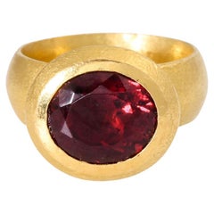 Anello di design con una rubellite di circa 5,8 carati