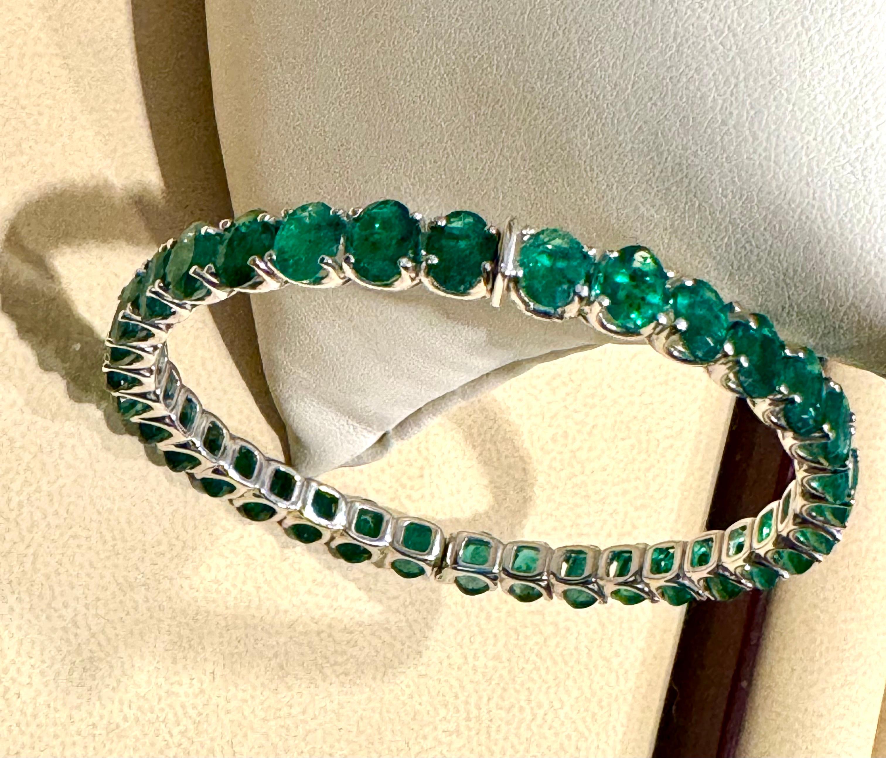 Designer Roberto coin 25 Carat Natural Emerald 18 Karat White Gold Bangle In Excellent Condition For Sale In New York, NY