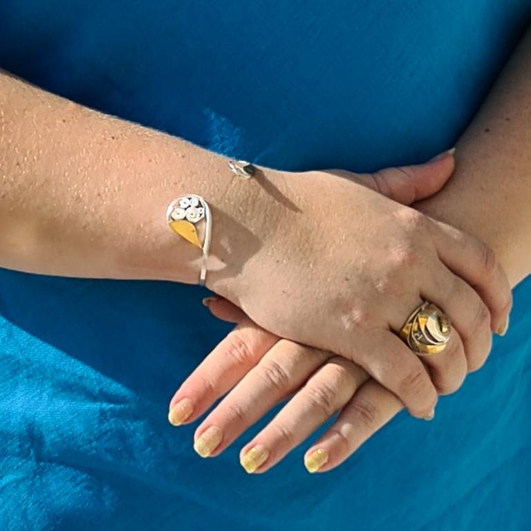 Questo elegante bracciale in argento e oro fa parte di una collezione limitata di gioielli nautici di design unici, la 