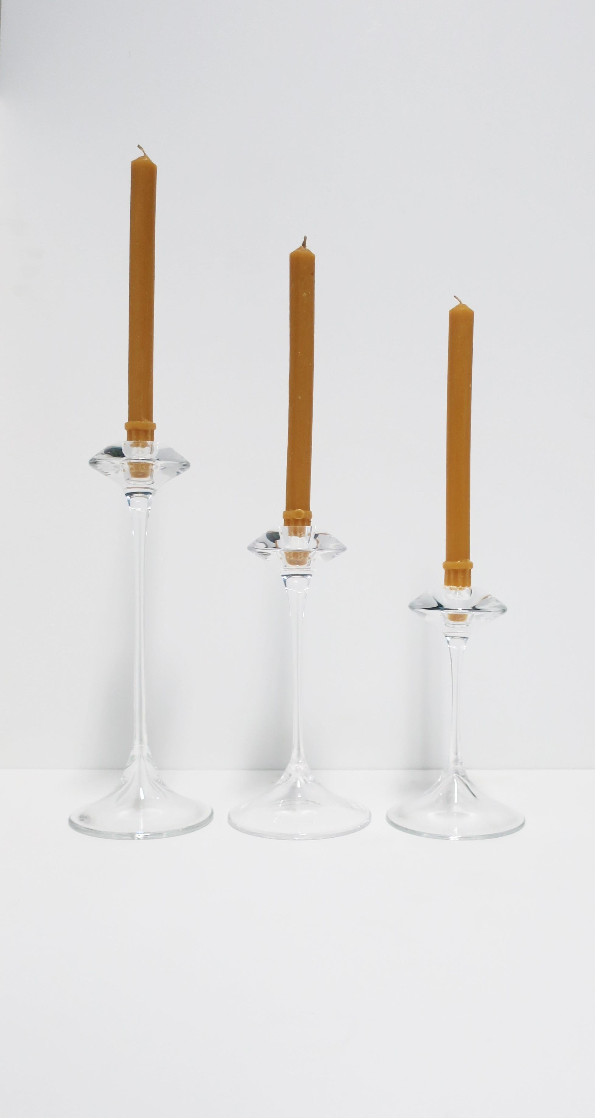 Skandinavische moderne Kerzenständer aus Kristall, Designer, Schweden, 3er-Set (Skandinavische Moderne) im Angebot
