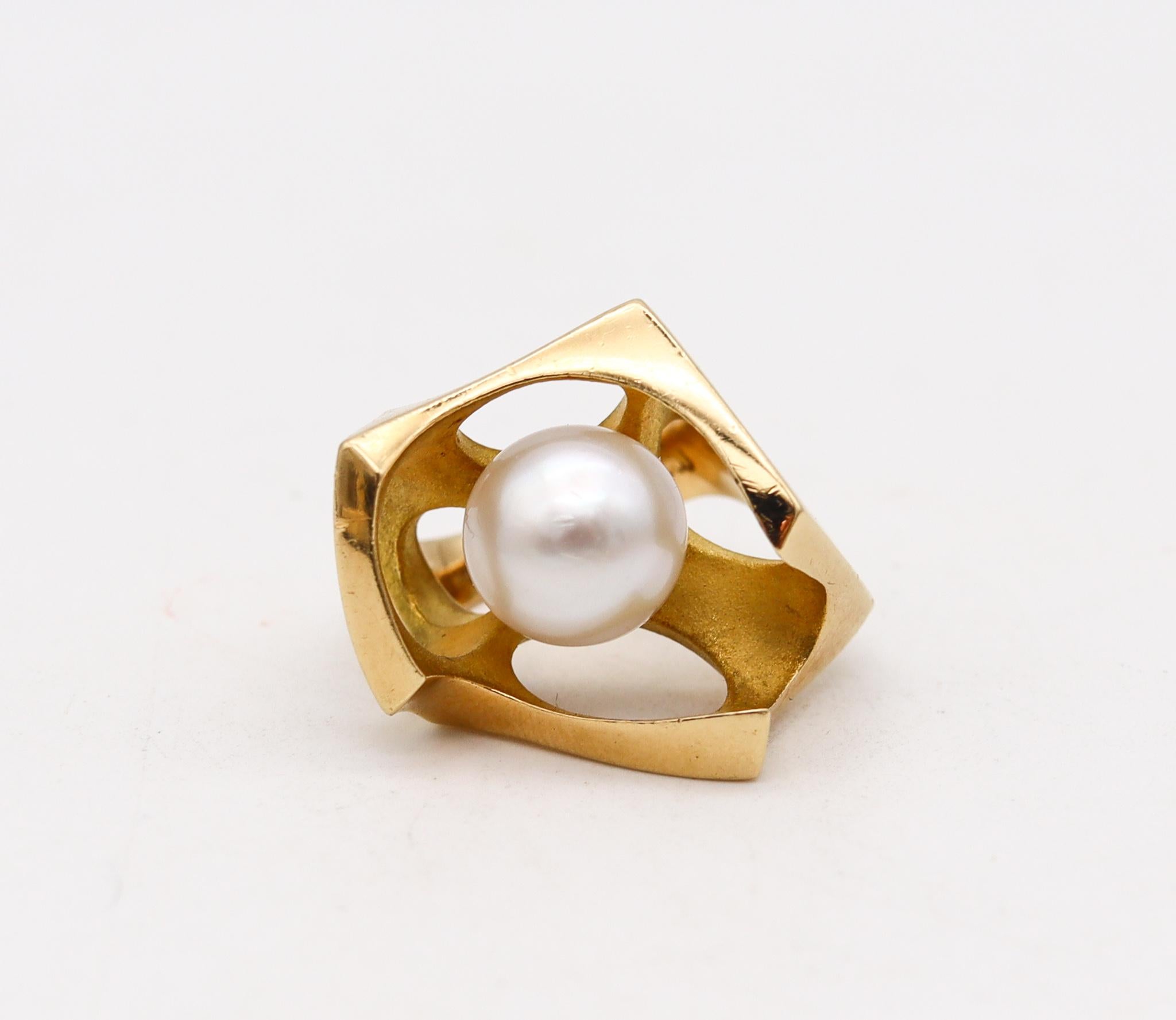 An sculptural free form abstract cocktail ring.

Impressive bold and sculptural biomorphic abstract cocktail ring, crafted in solid yellow gold of 18 karats with polished and brushed finishes. From the authorship of a designer or sculptor not yet