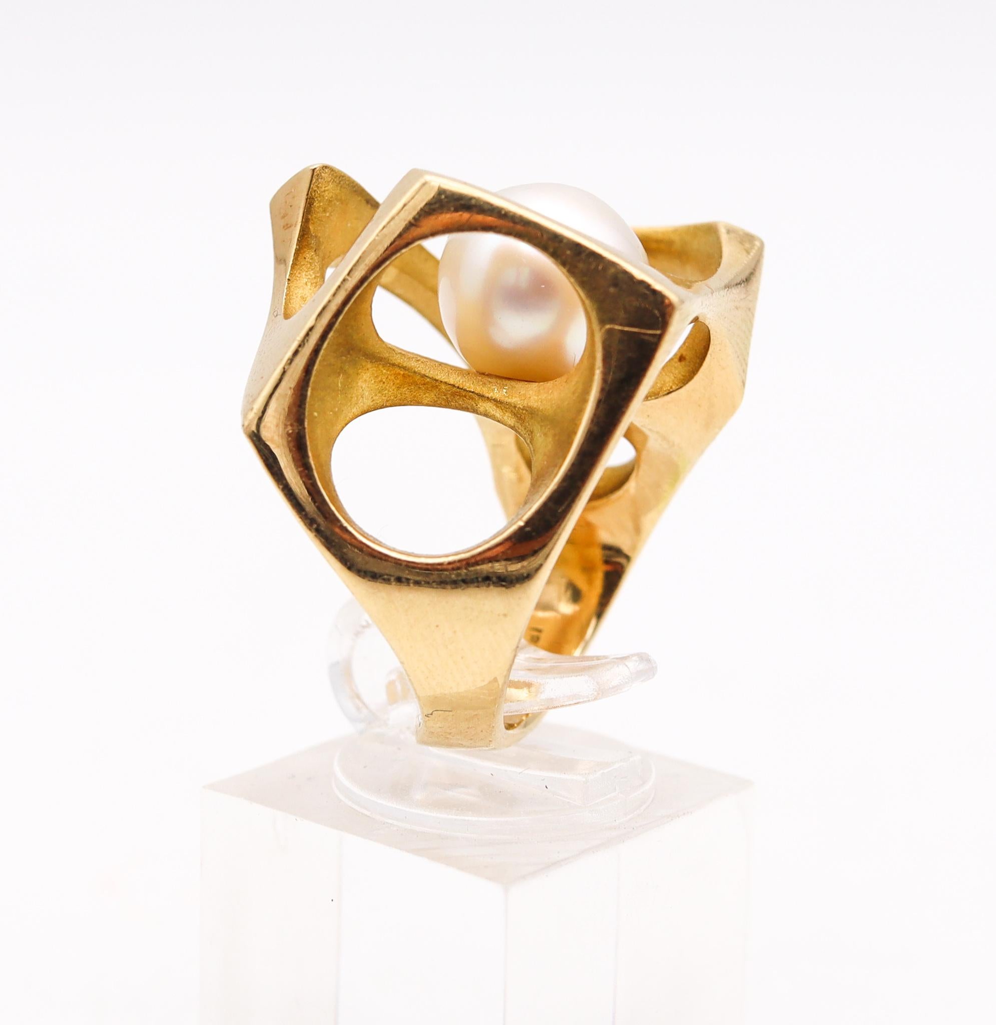 Designer Sculptural Biomorphic Abstract Cocktail Ring 18Kt Gold with Akoya Pearl In Excellent Condition In Miami, FL