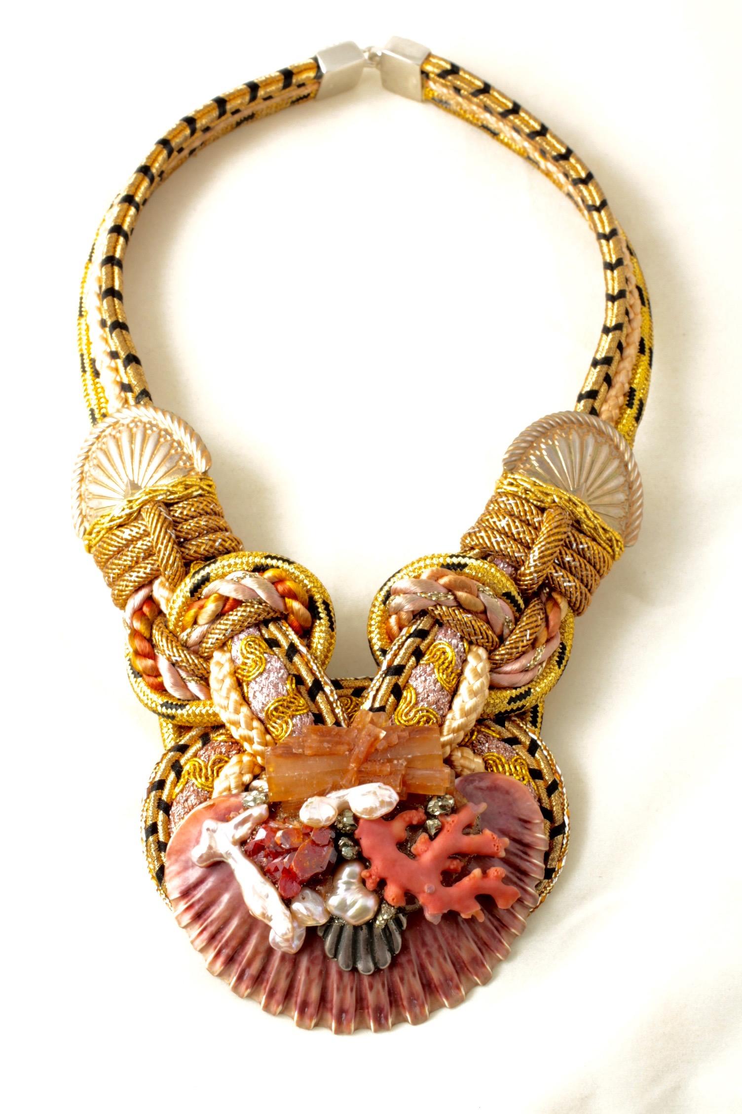 Sencillamente hermoso Firma del diseñador Alex & Lee Collar con forma de babero con múltiples piedras preciosas, coral, perla, vanadinita, aragonito, cordón de oro y melocotón. El collar mide aprox. 17