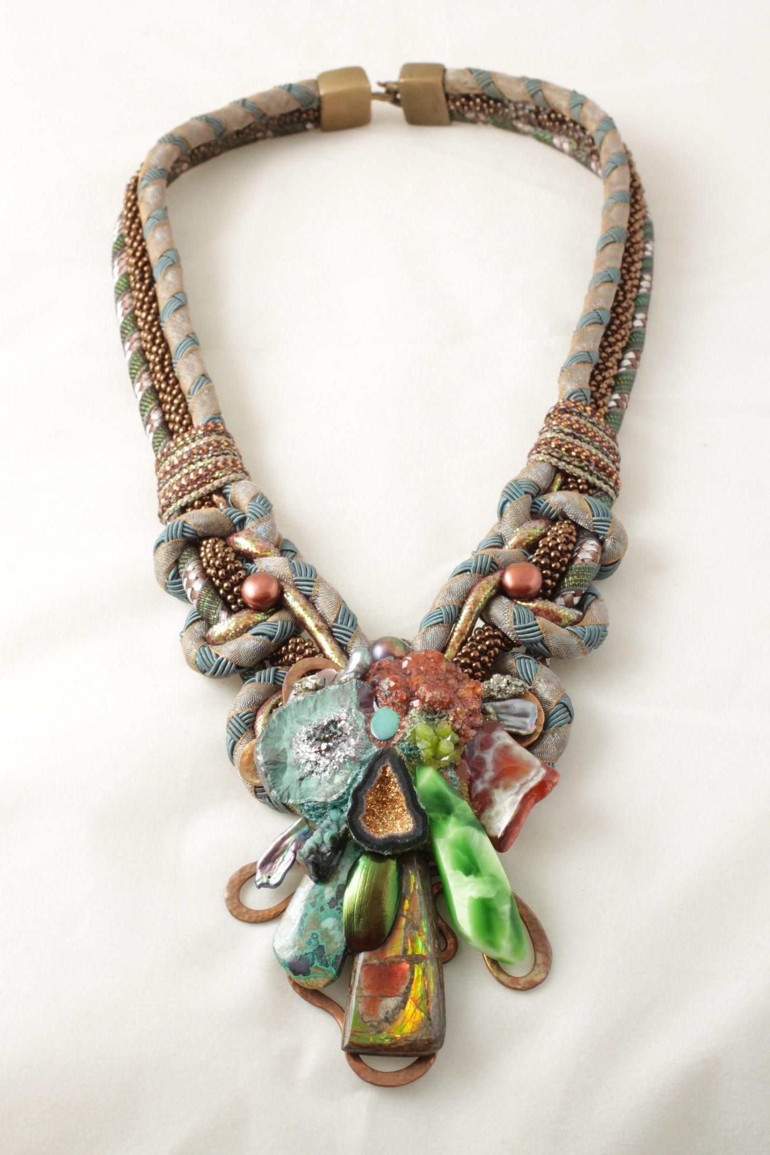 Firma d'autore Alex & Lee: collana a pettorina con pietre multiple e cordoncino 
Semplicemente bello! La firma del designer Alex & Lee è stata realizzata a mano con pietre multiforme Ammolite, Lime Victoria Stone, mini geodi, granato arancione,
