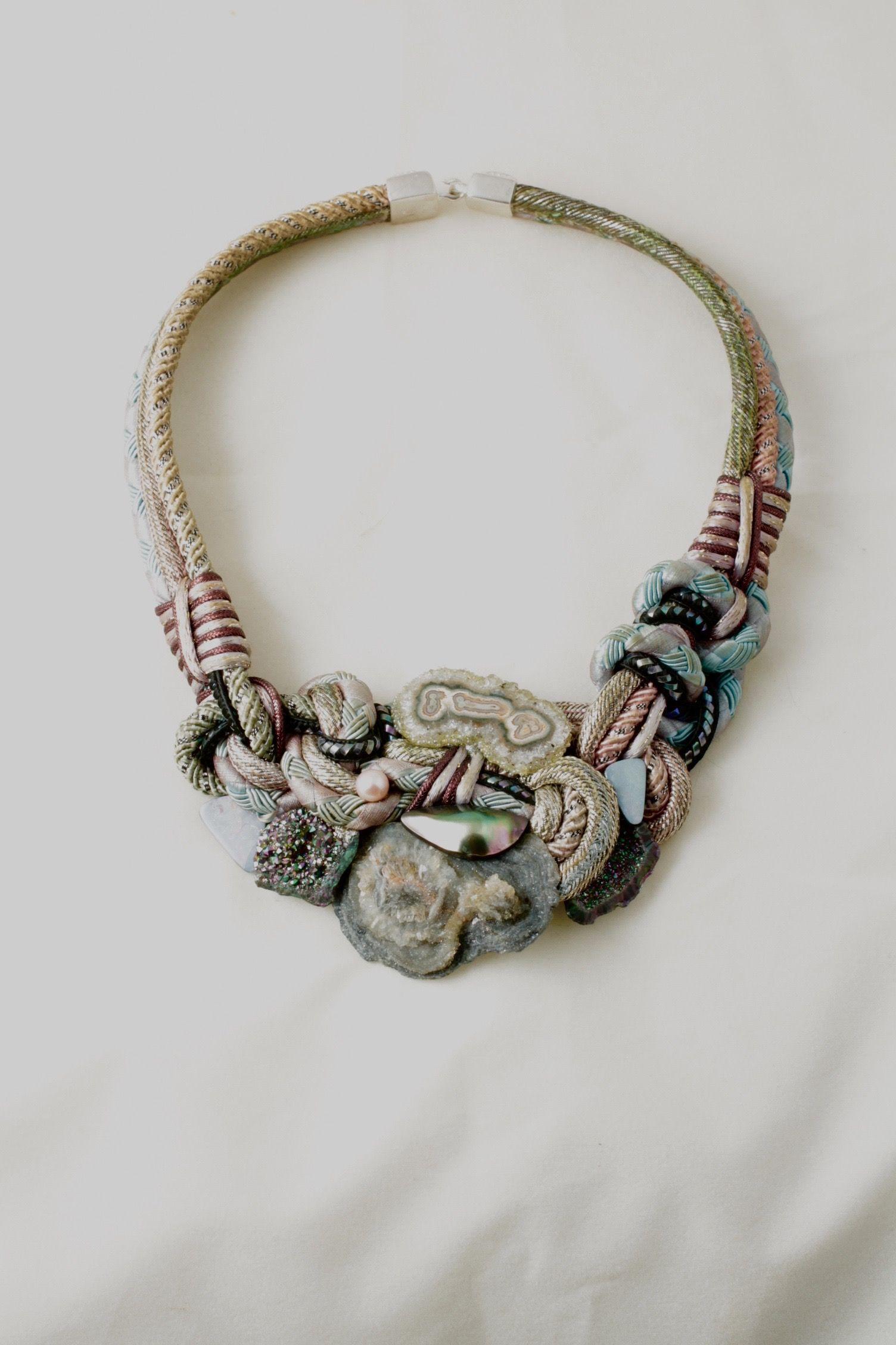 Semplicemente bello! Firma d'autore Alex & Lee Splendidamente realizzato a mano con cristalli multiformi e pietre dure, quarzo titanio. Collana a pettorina con perle, opale, ametista e perle Mabe su cordoncino blu. La collana misura circa 18.5