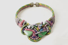 Firma d'autore Alex & Lee: collana a pettorina con pietre multiple e cordoncino