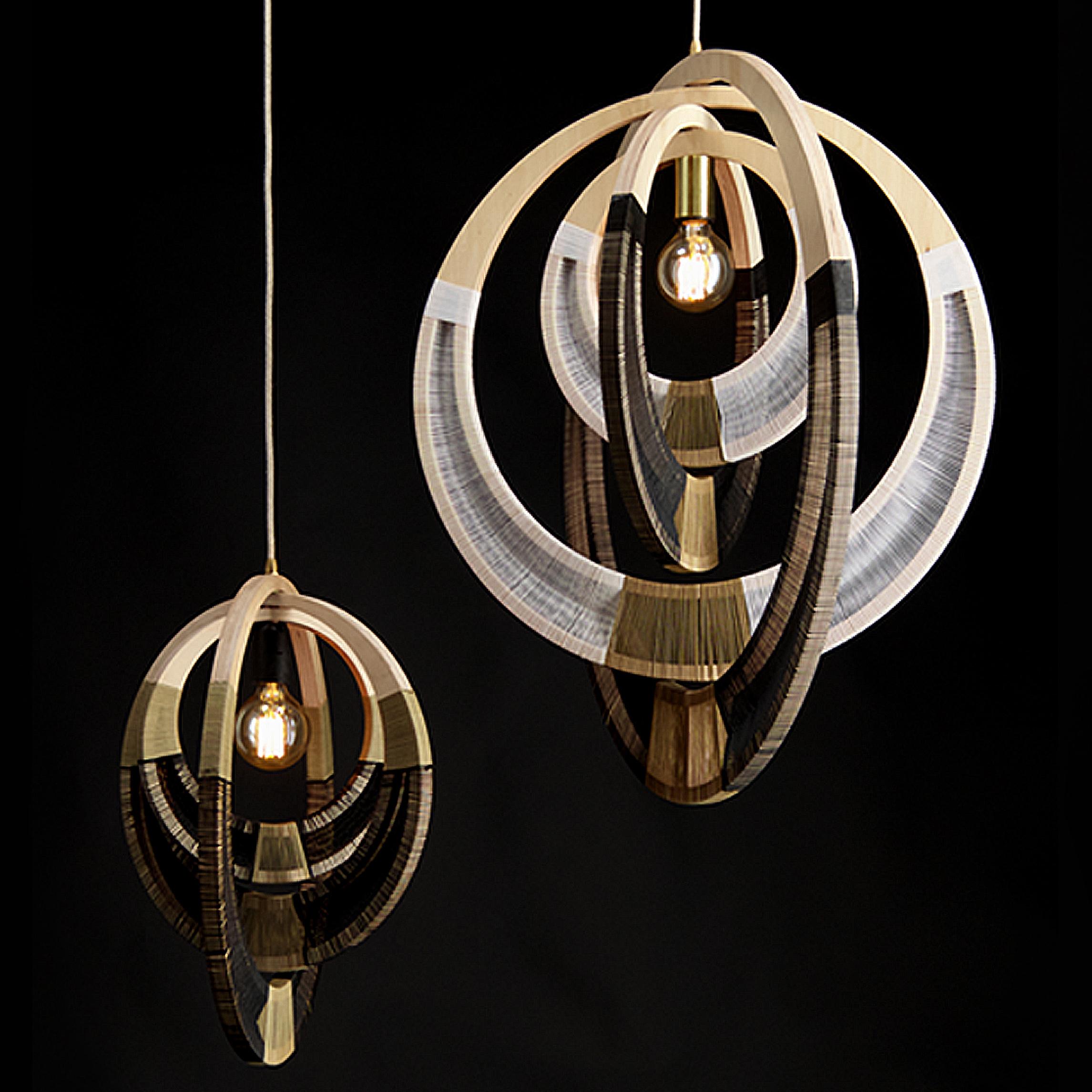 Illumina il tuo spazio con stile e raffinatezza. Questa lampada a sospensione di design è il pezzo forte perfetto per ogni ambiente.
Contemporaneo, grandioso e abbagliante,  questo ciondolo di design in bianco e nero è in grado di dare un grande
