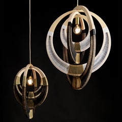 Signatur-Pendelleuchte in Schwarz und Weiß