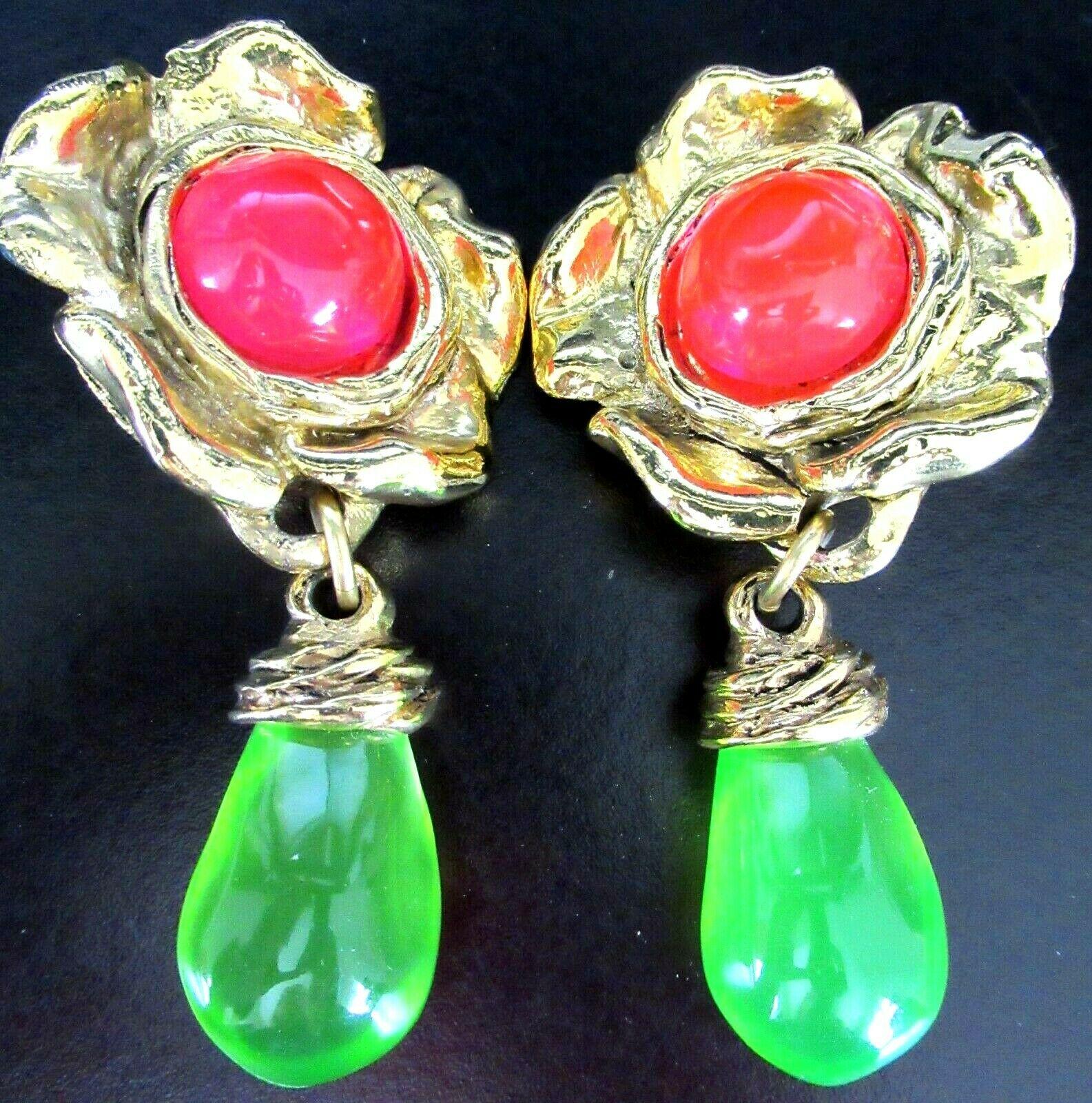 Designer Signed EMANUEL UNGARO PARIS Gripoix Pink and Green Lucite Clip Earrings In Excellent Condition In Montreal, QC