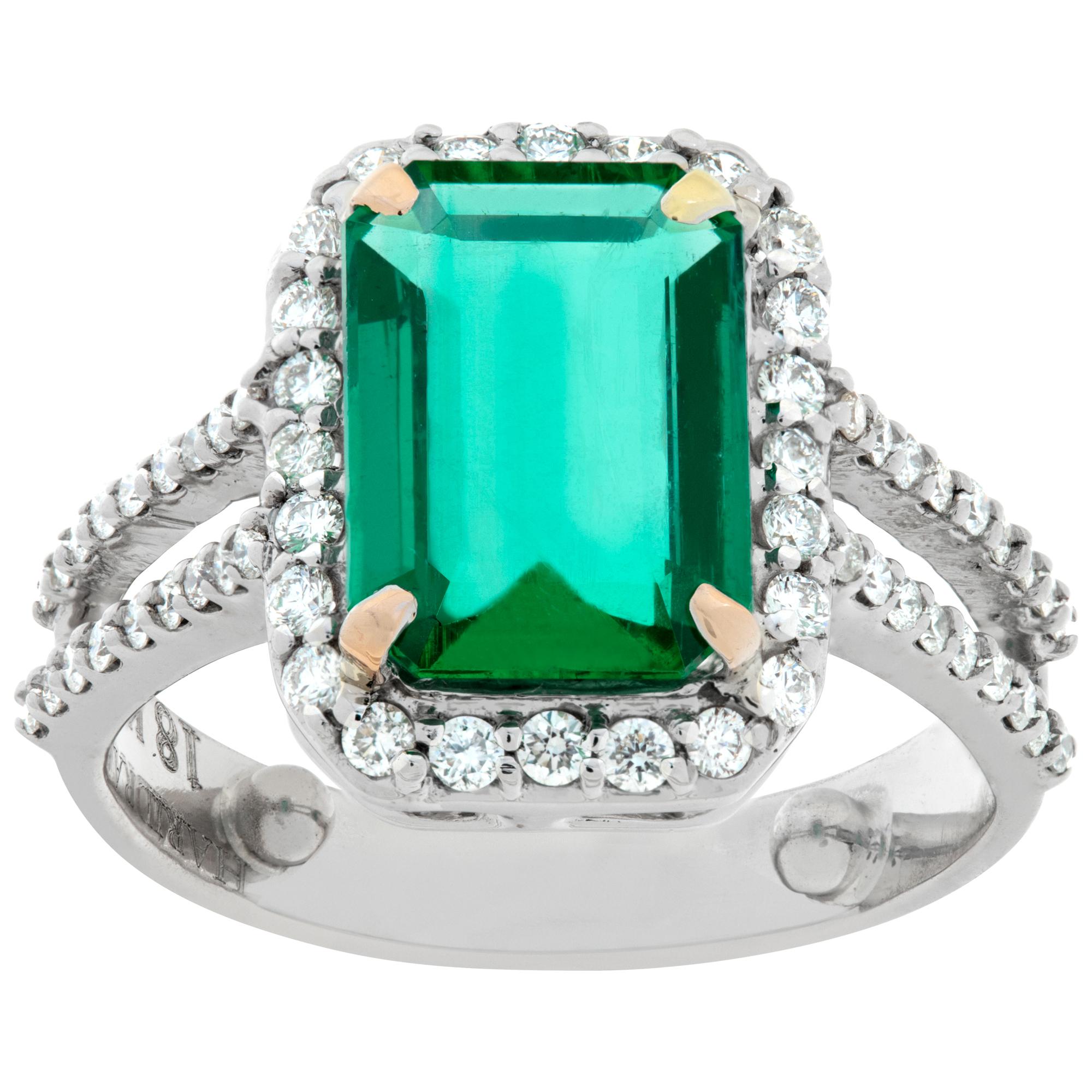 Signierter Ring aus 18 Karat Weißgold mit Smaragd und Diamanten von "Haridra- NY" im Angebot