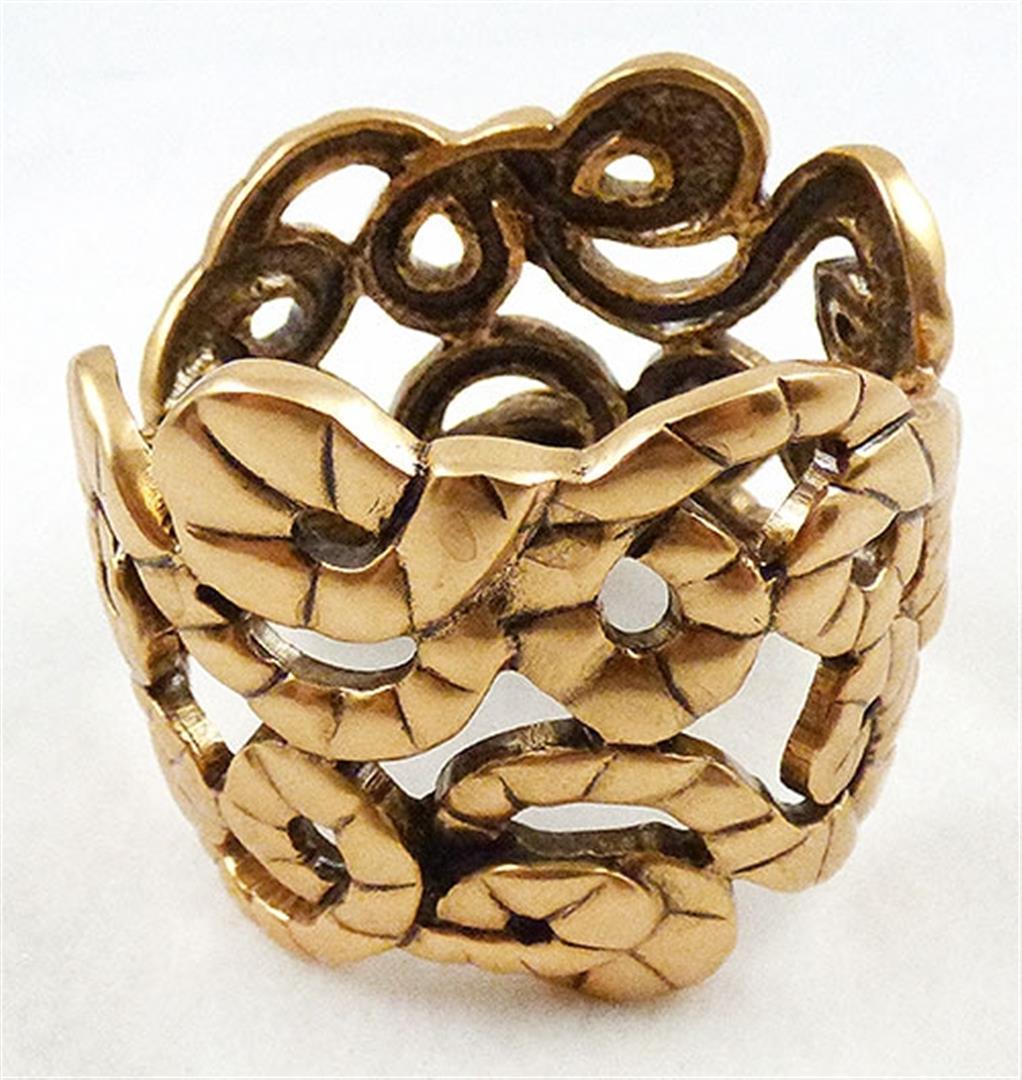 Oscar de La Renta wide Golden hinged Swirl Ribbed Cable Link Mod design Cuff Bracelet; the sculptural design represents curling and coiled lengths of thick twisted rope. Hinged on one side and magnetic closure on the other. Expertly crafted yellow