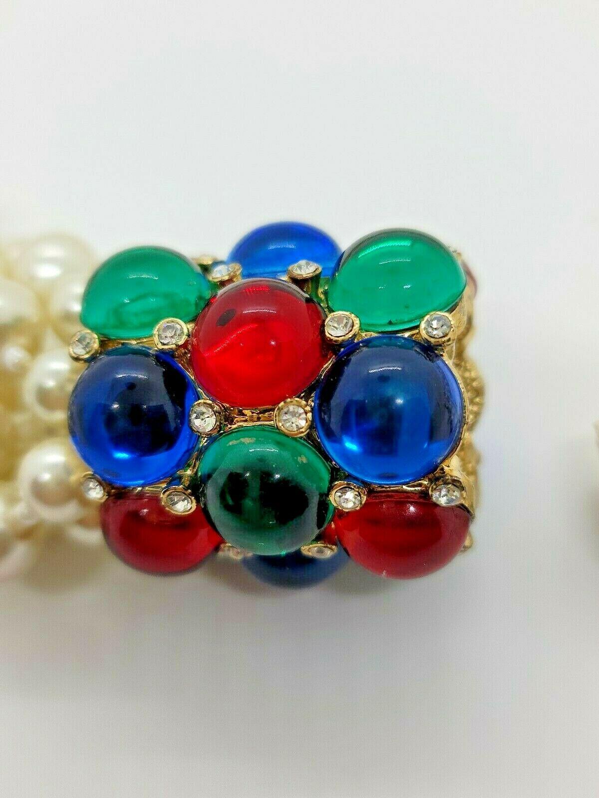 Schöne und stilvolle Rare Vintage Designer SCASSI Couture Halskette mit Multi-strand faux Perlen mit Faux Multi-Gem magnetische Schließe. Unterzeichnet SCASSI. Halskette misst ca. 16