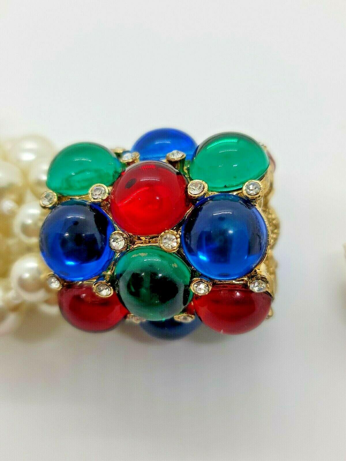 Magnifique et élégant collier vintage du designer SCASSI Couture, composé de fausses perles à plusieurs brins et d'un fermoir magnétique en fausses pierres précieuses. Signé SCASSI. Le collier mesure environ 16