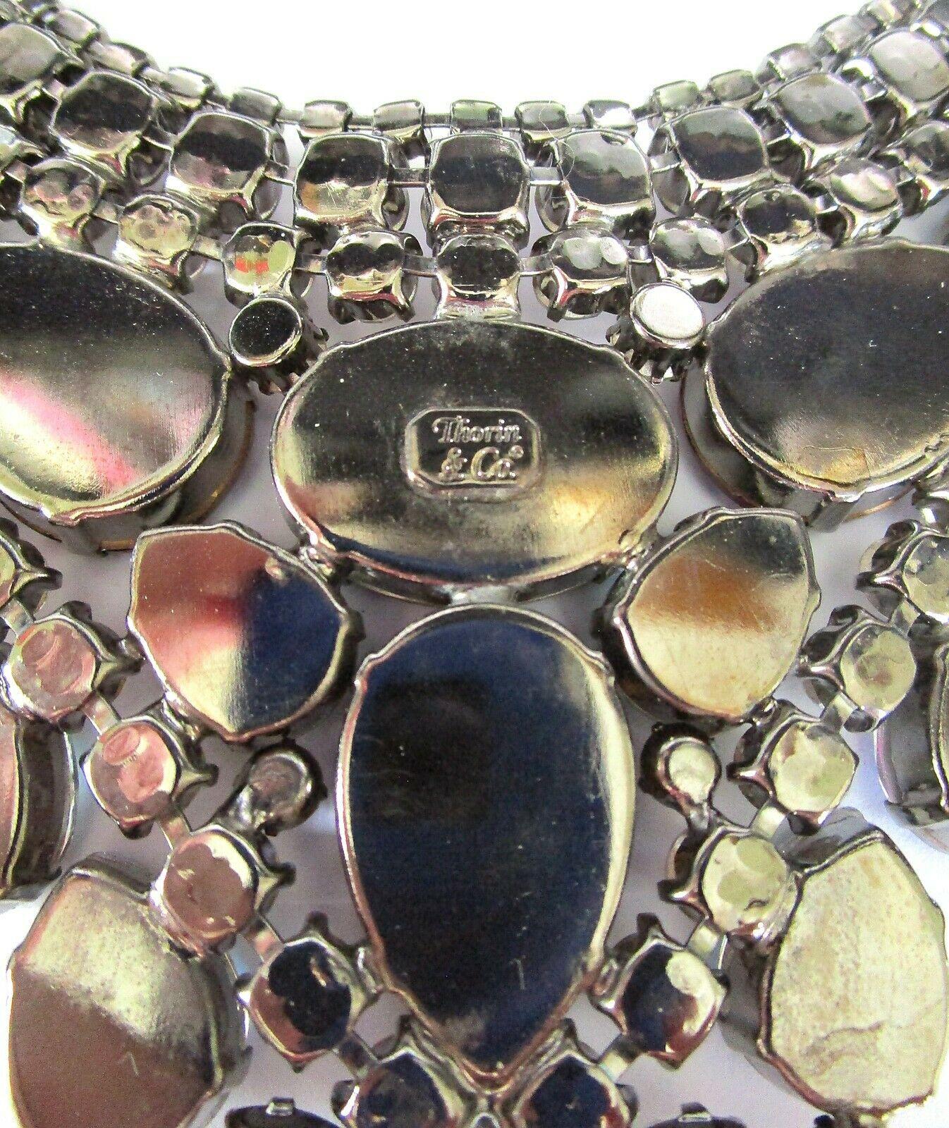 Collana firmata dal designer Thorin & Co con cristalli scintillanti a più gemme In condizioni ottime in vendita a Montreal, QC