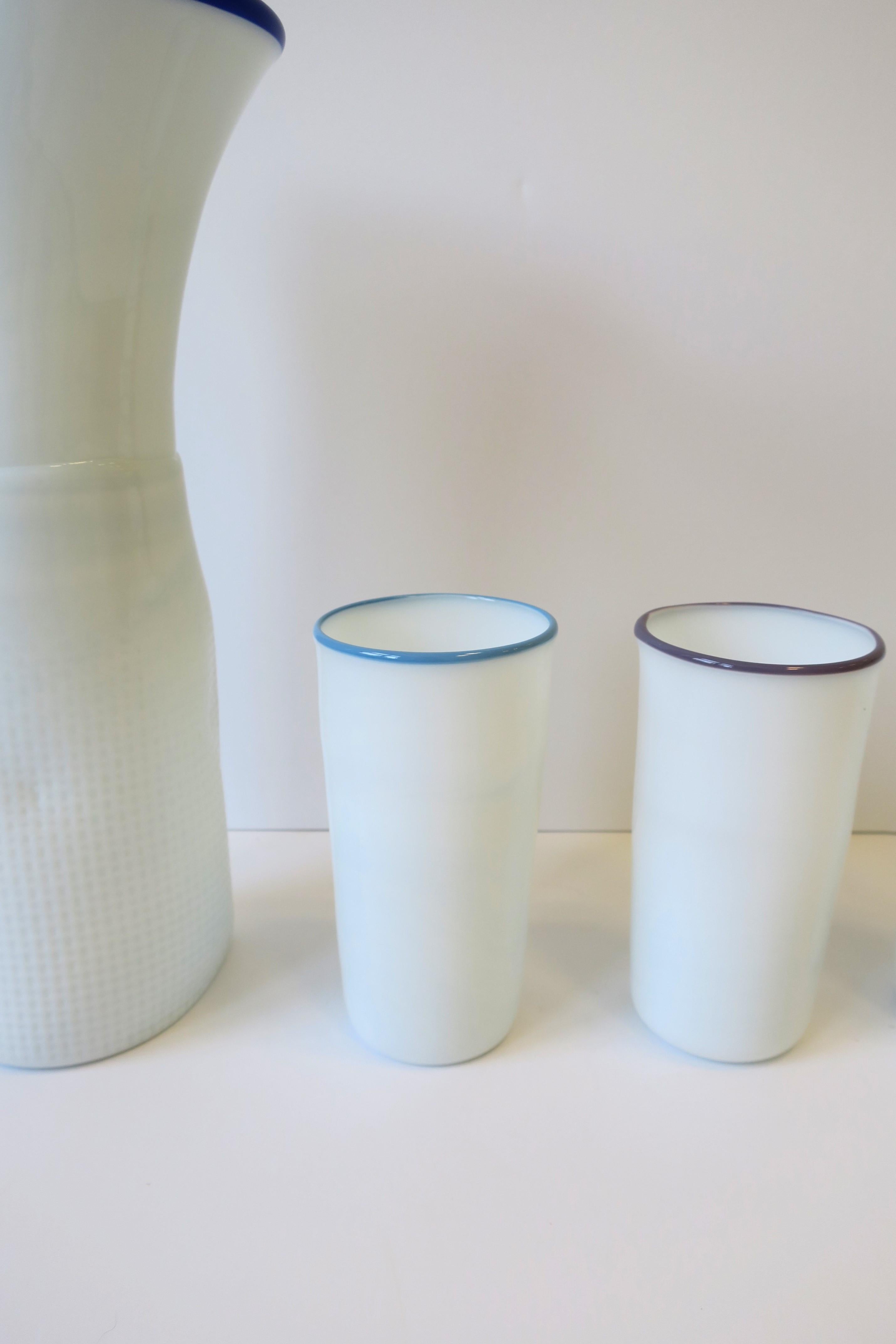 Set de verres pour pichets et carafes en verre d'art blanc signé par un designer postmoderne, circa 1980 en vente 4