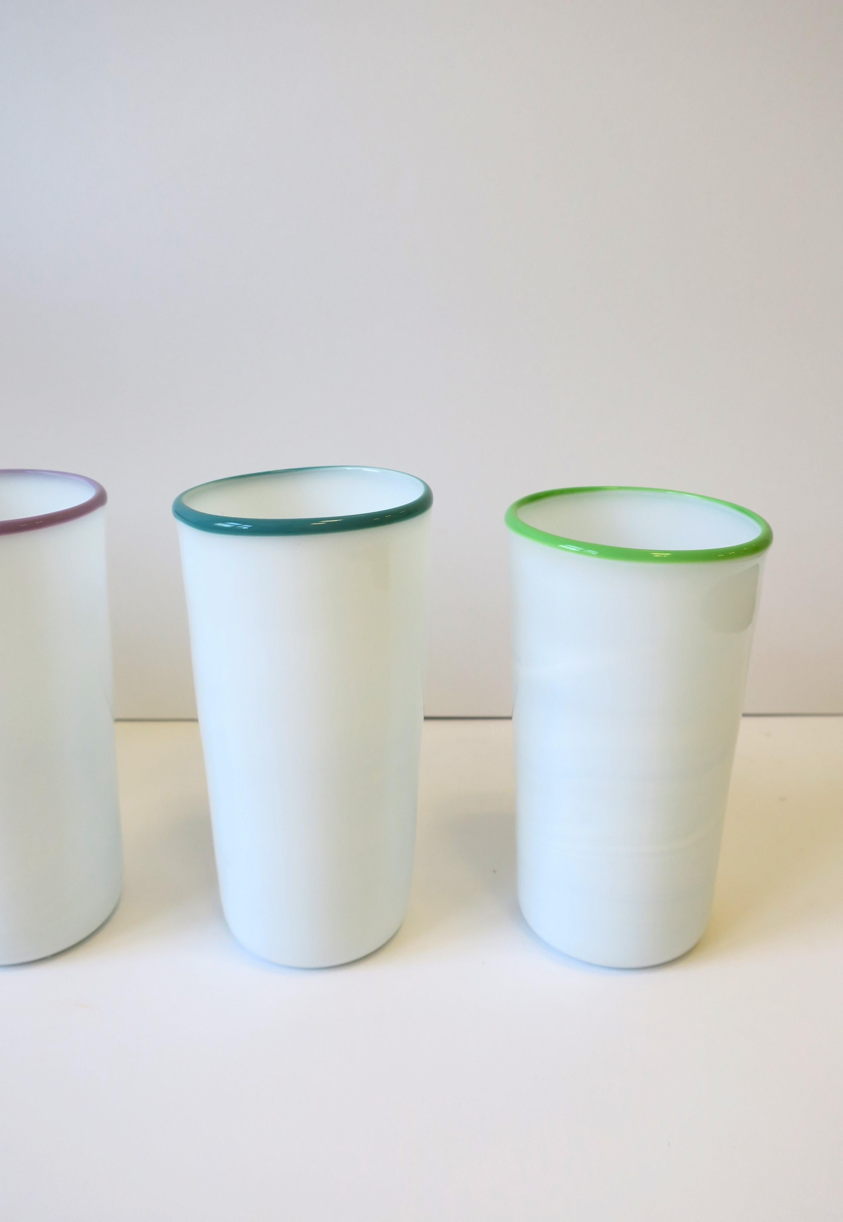 Set de verres pour pichets et carafes en verre d'art blanc signé par un designer postmoderne, circa 1980 en vente 6