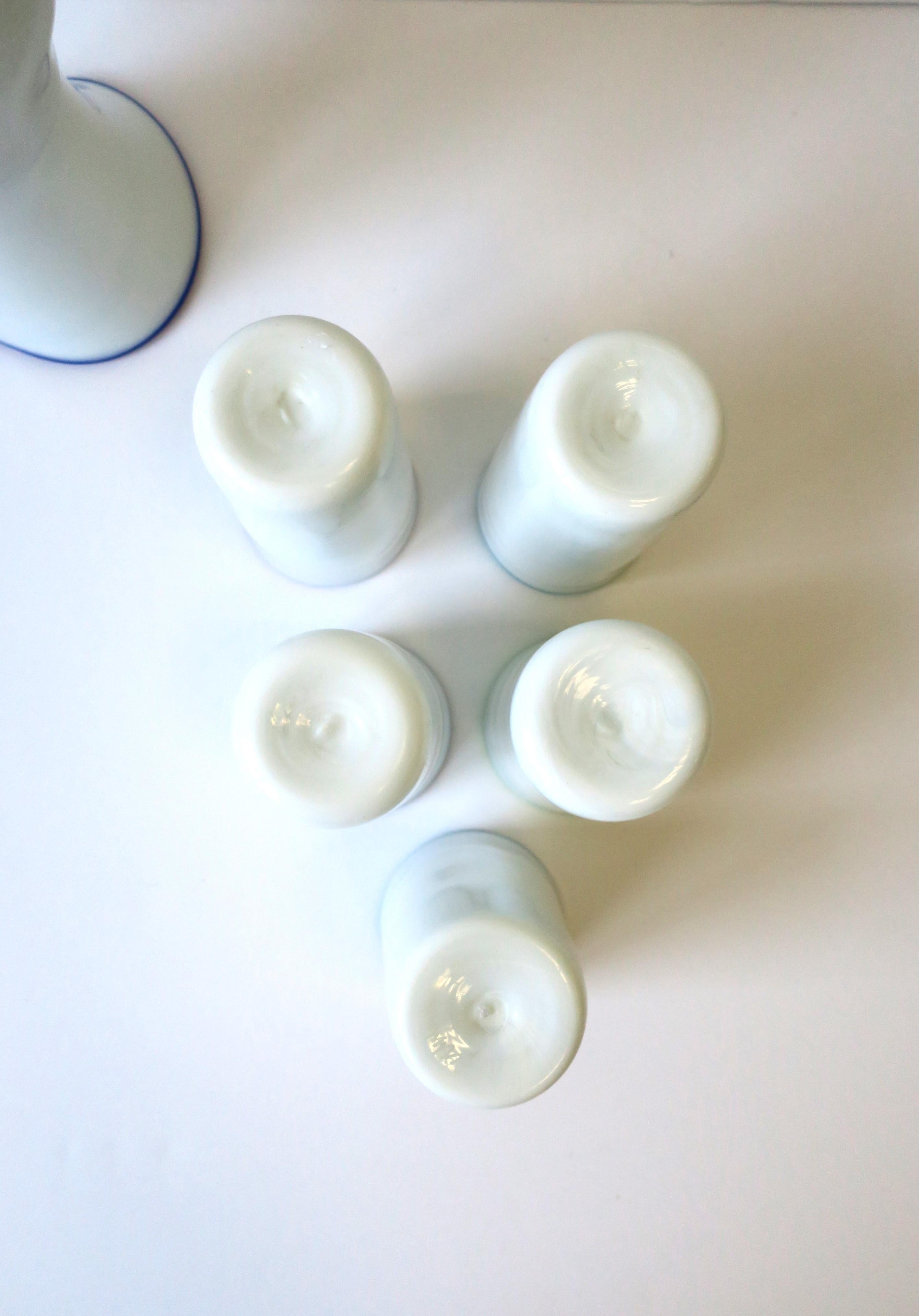 Set de verres pour pichets et carafes en verre d'art blanc signé par un designer postmoderne, circa 1980 en vente 8