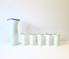 Set di bicchieri da caraffa in vetro artistico bianco firmato da un designer postmoderno, circa anni '80