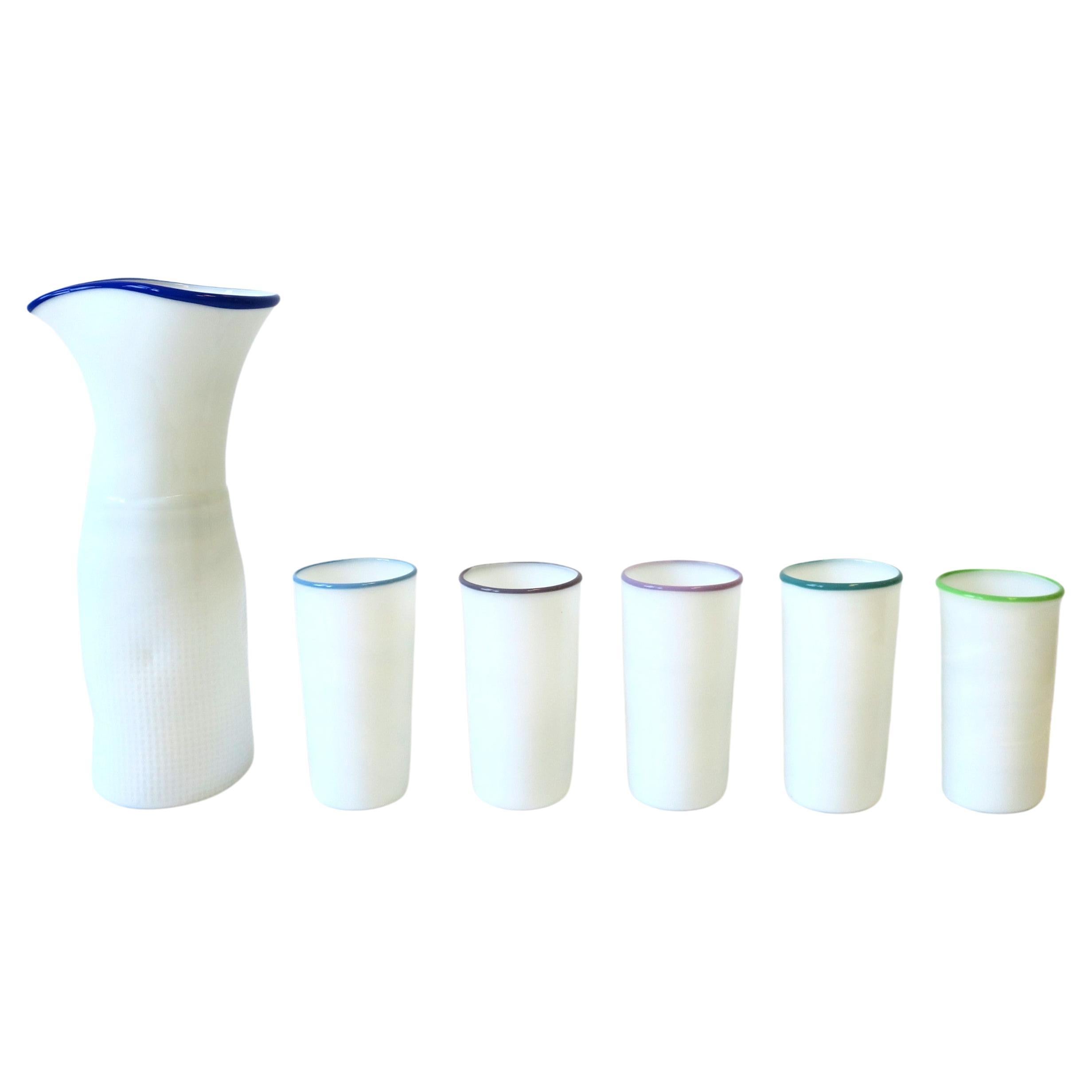 Set de verres pour pichets et carafes en verre d'art blanc signé par un designer postmoderne, circa 1980