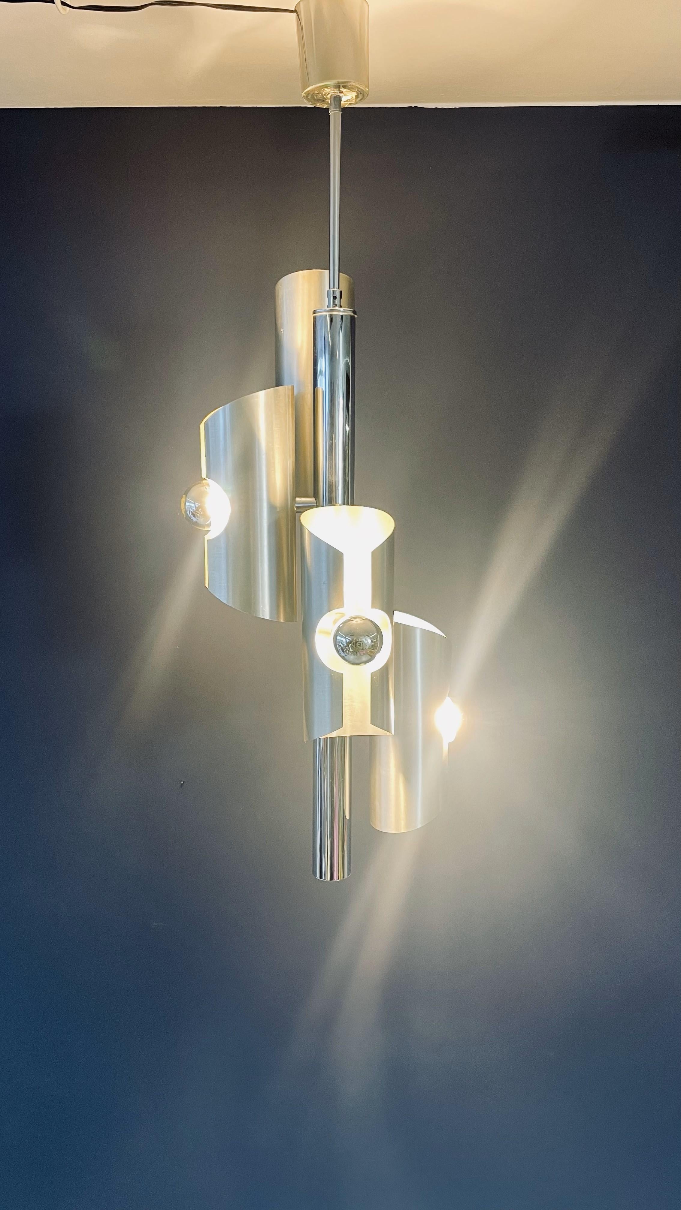 Una elegante lámpara plateada con cuatro elegantes bombillas plateadas, que ofrece un diseño minimalista pero sofisticado que complementa cualquier decoración contemporánea.