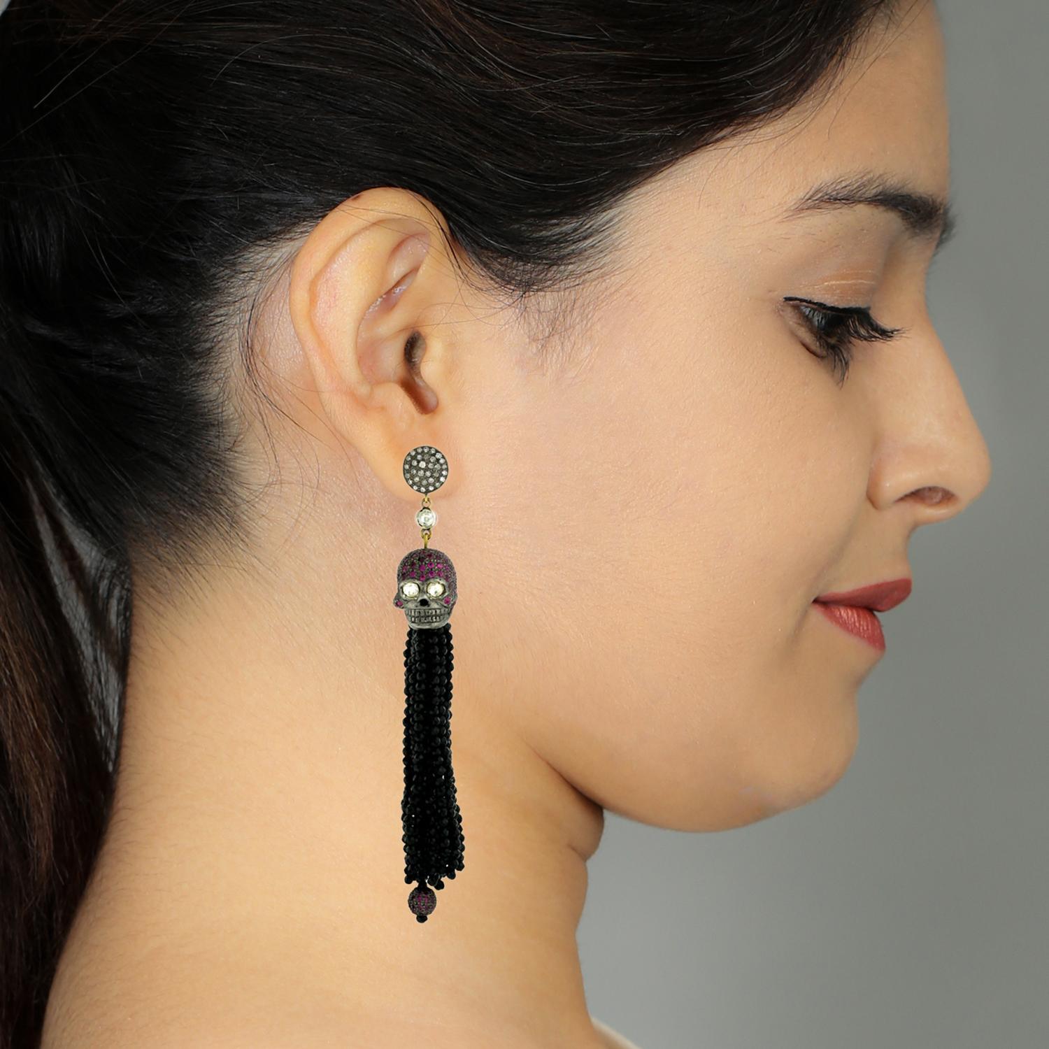 L'orecchino Skull Tassel Designer con rubino, diamante e onice in argento e onice è divertente e molto drammatico.

Oro 18kt: 2,3 g
Diamond:1.31cts
Ruby:4.95Cts,
Onice nero:74,95cts
