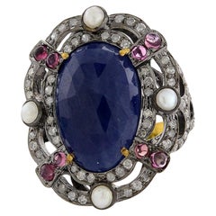 Anello di design con zaffiro blu a fette, diamante e perle in oro e argento