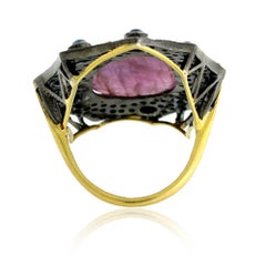 Anello di design con zaffiro rosa tagliato e pavé di diamanti in oro e argento