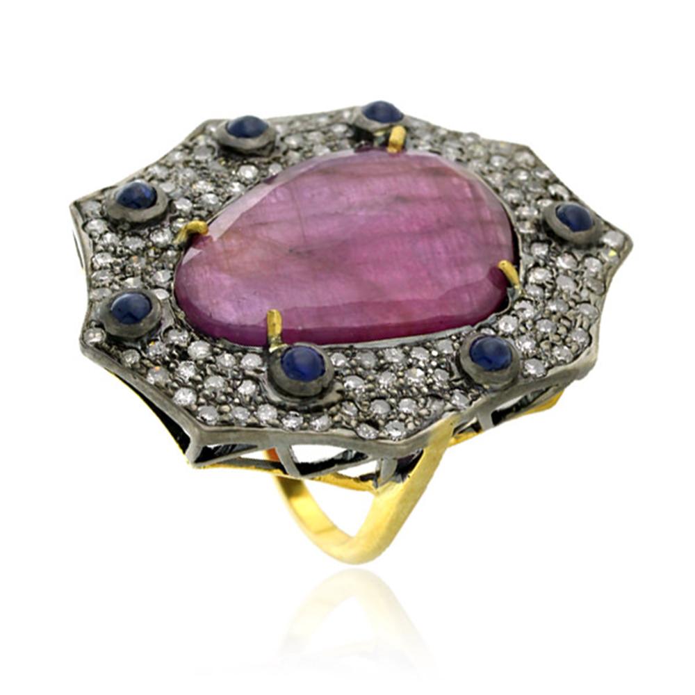 Ring aus Gold und Silber mit geschliffenem rosa Saphir und Pavé-Diamanten (Neugotik) im Angebot