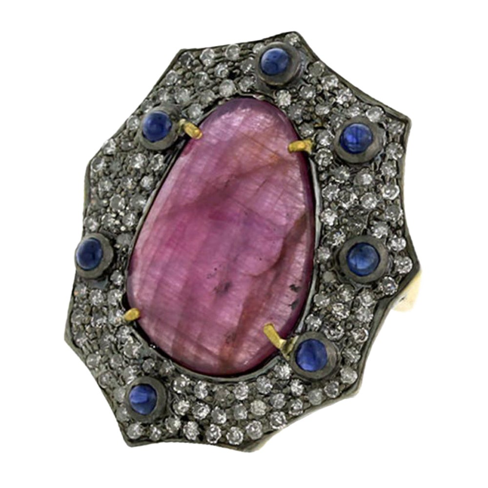 Bague de créateur en or et argent sertie d'un saphir rose évasé et de diamants pavés