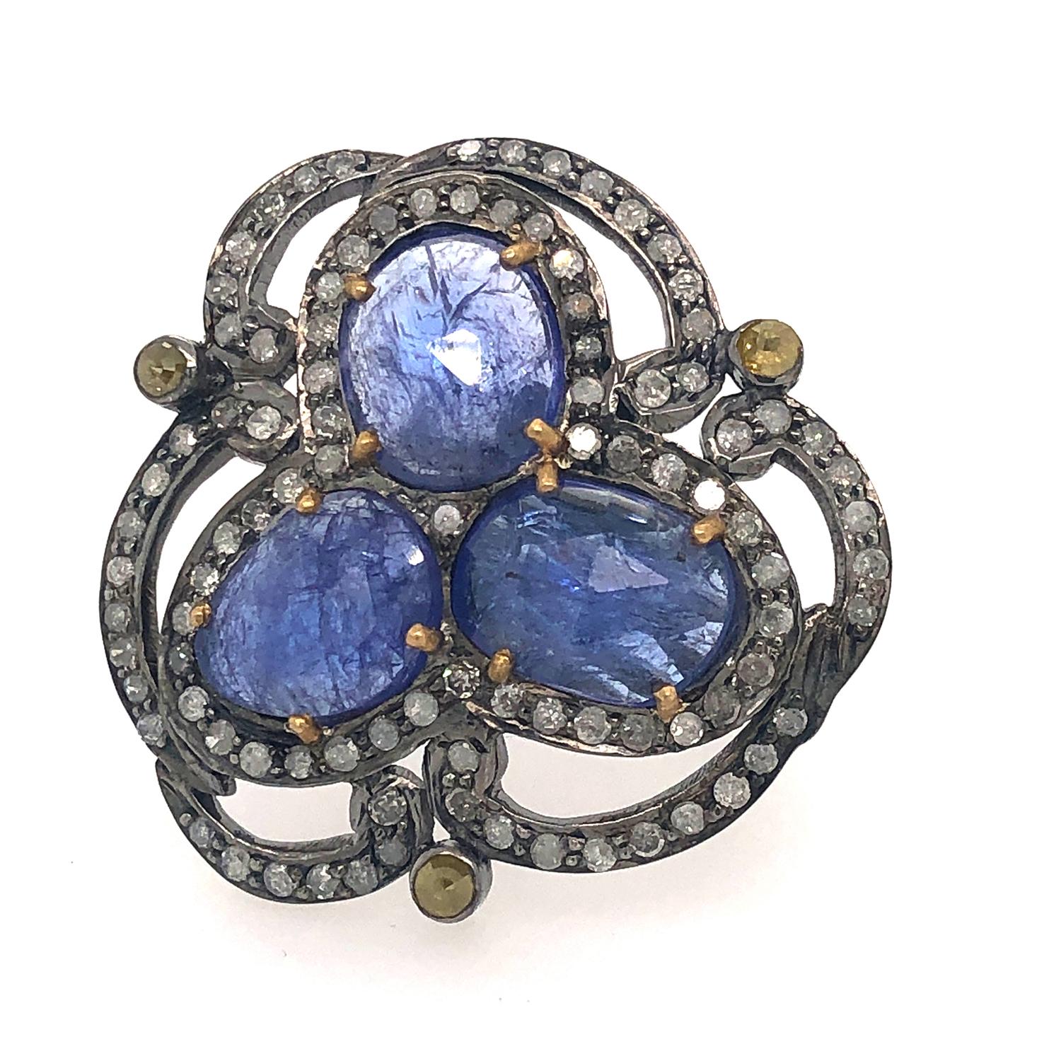 L'anello con tanzanite e diamanti in oro e argento è un anello con tre pietre perfetto da abbinare a qualsiasi look denim.

18kt gold:0.75gms
Diamond:1.45cts
Silver:4.91gms
Tanzanite:5.76cts
