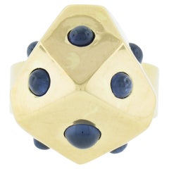 Geometrischer Designer-Ring aus massivem 18 Karat Gelbgold mit rundem Saphir im Cabochon-Schliff
