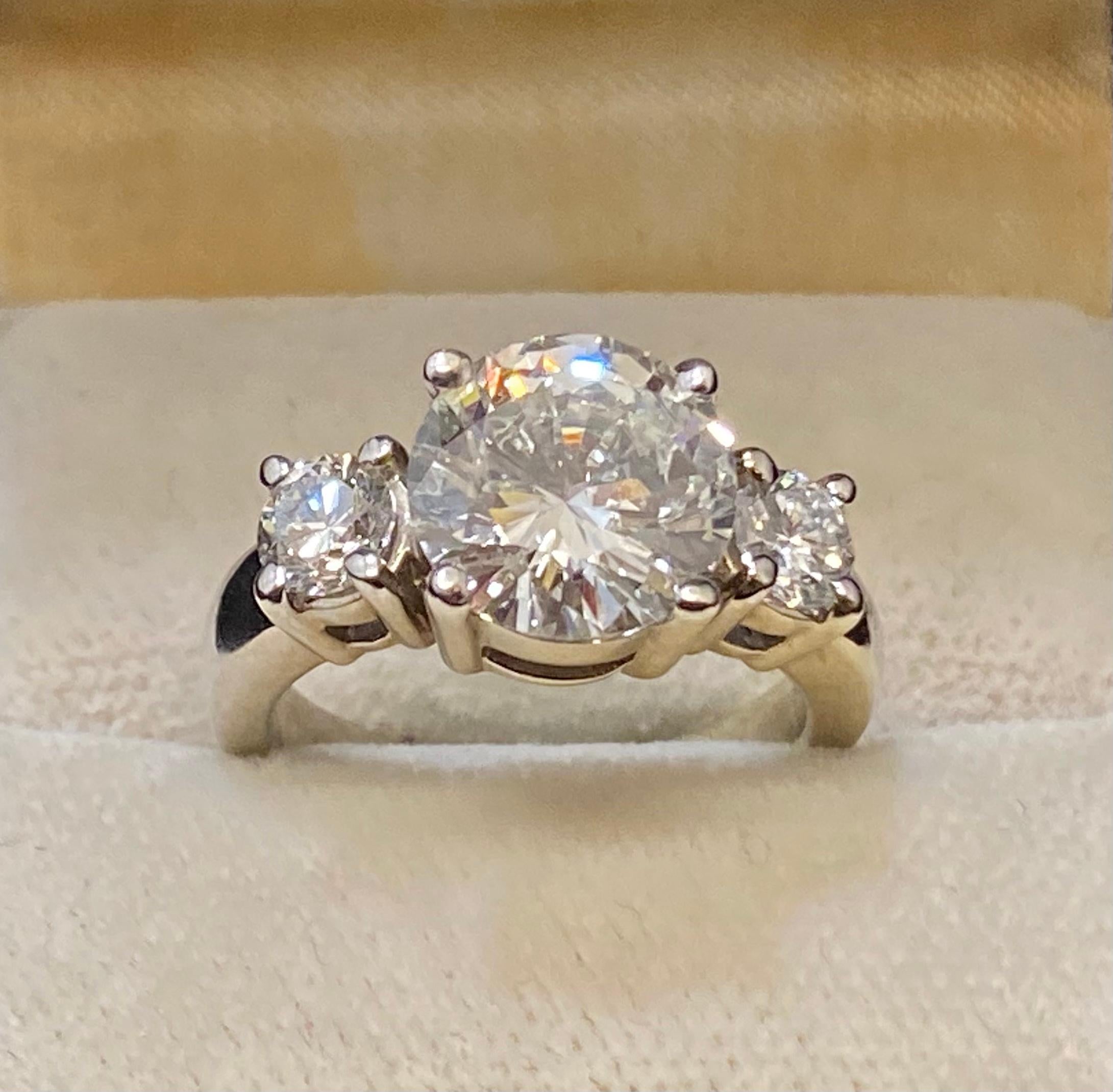 EINZIGARTIGER DIAMANTENER VERLOBUNGSRING MIT DREI STEINEN AUS MASSIVEM WEISSGOLD VON EINEM DESIGNER

ARTIKELBESCHREIBUNG:

Die Freude, ein Kunstwerk an Ihrem Finger zu tragen, ist zum Greifen nah, wenn Sie zu diesem atemberaubenden