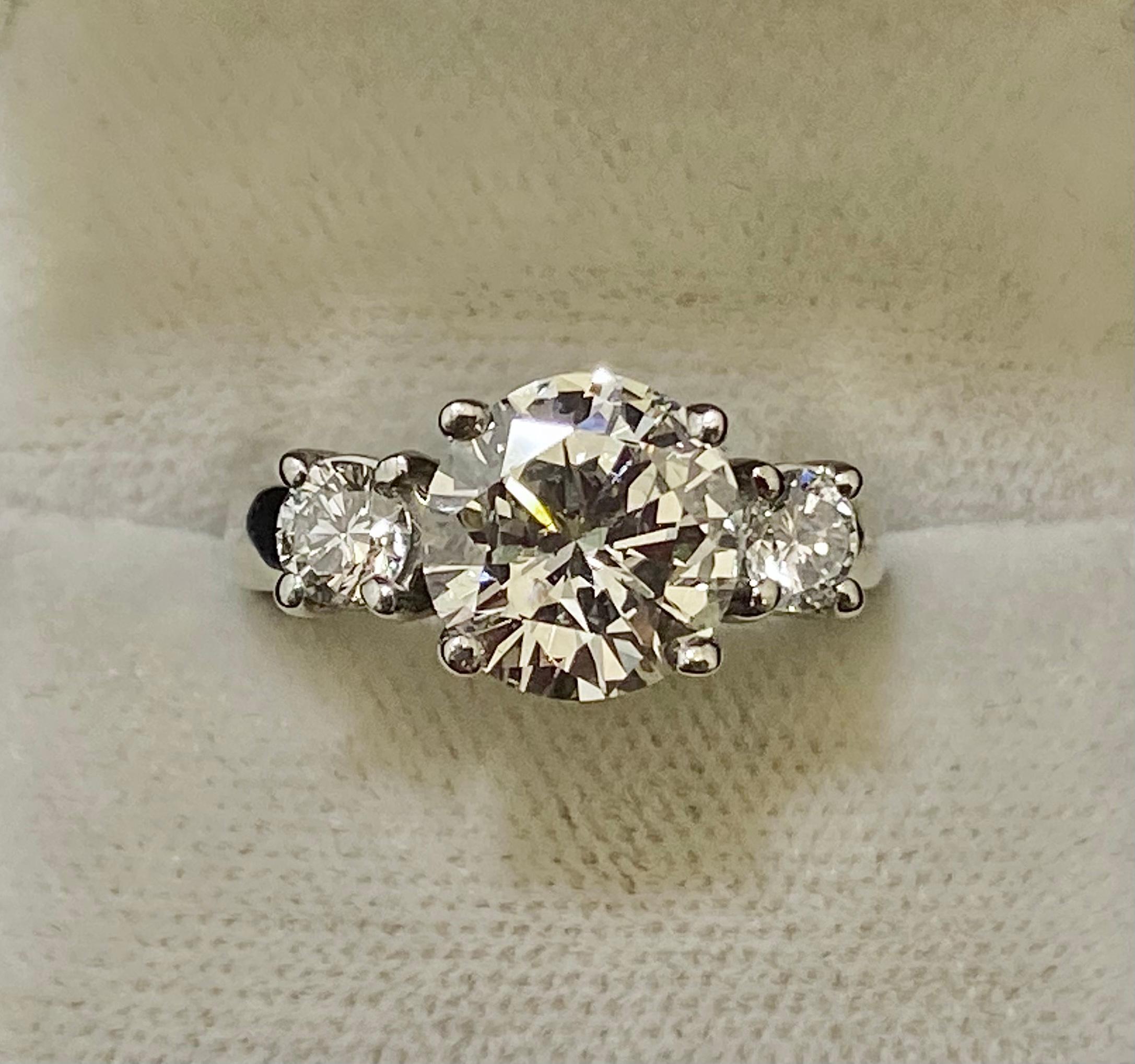 Designer-Verlobungsring aus massivem Weißgold mit drei Steinen und Diamanten 6+ Karat (Rundschliff) im Angebot