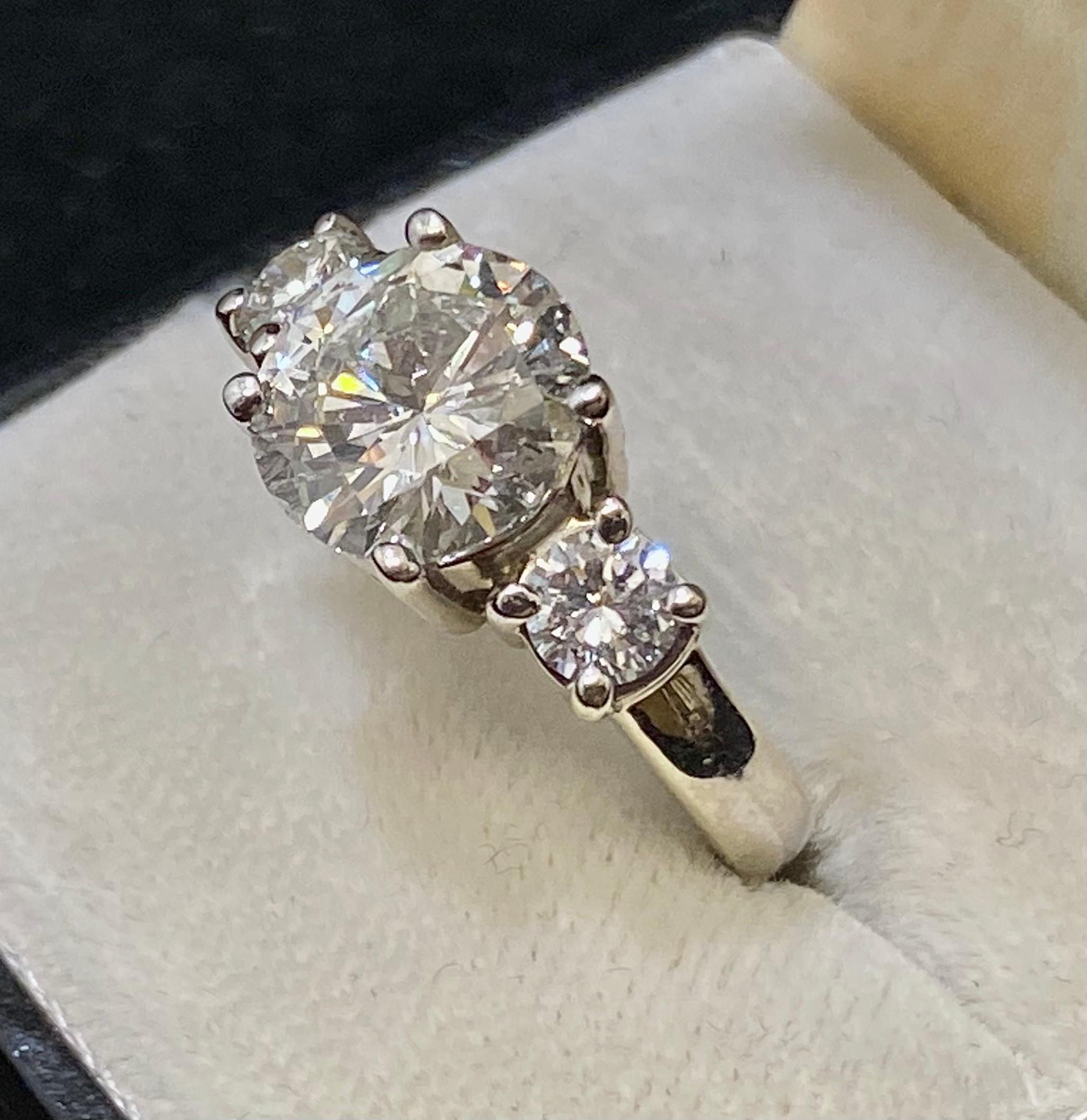 Designer-Verlobungsring aus massivem Weißgold mit drei Steinen und Diamanten 6+ Karat im Zustand „Gut“ im Angebot in New York, NY