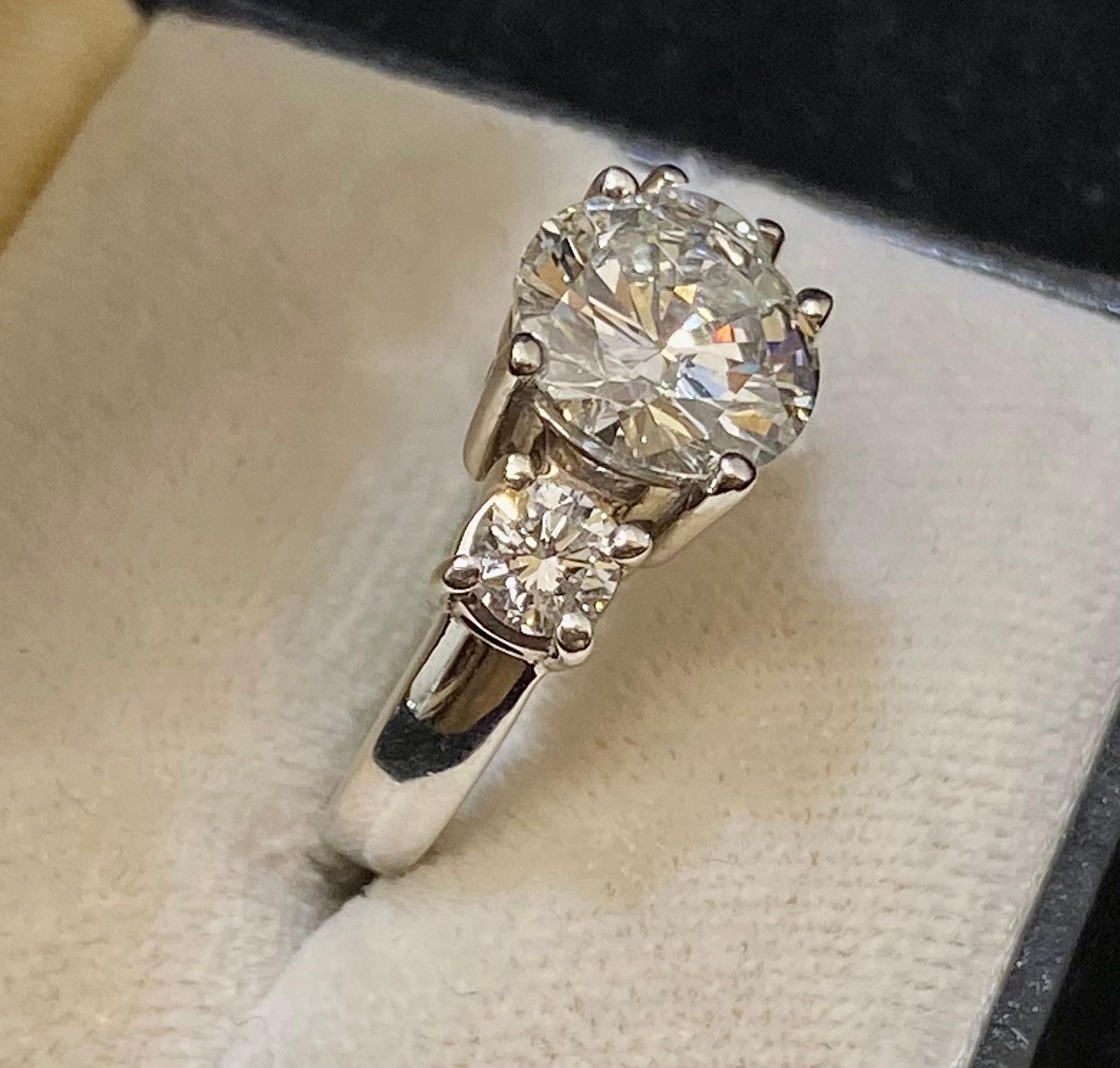 Designer-Verlobungsring aus massivem Weißgold mit drei Steinen und Diamanten 6+ Karat Damen im Angebot
