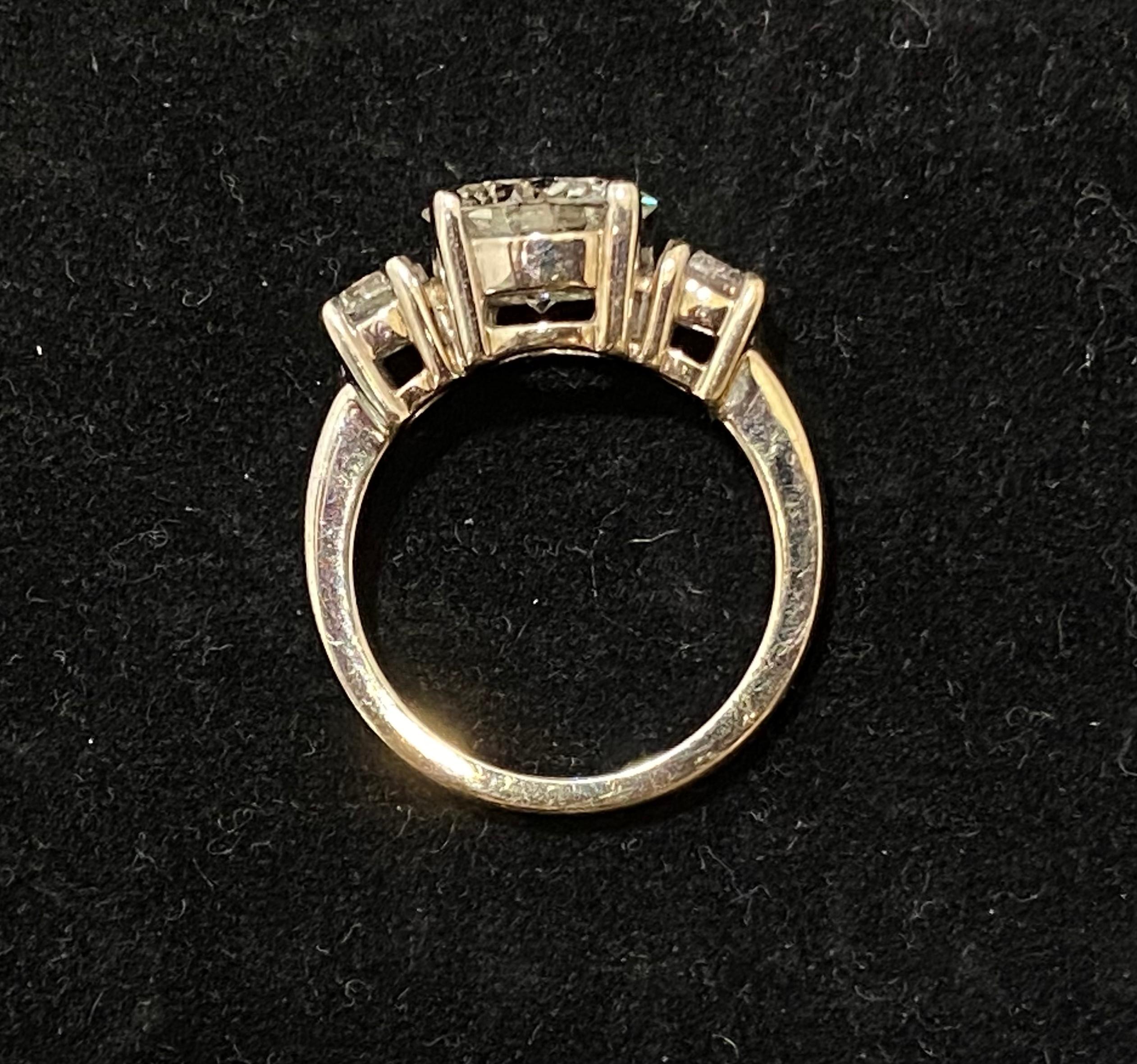 Designer-Verlobungsring aus massivem Weißgold mit drei Steinen und Diamanten 6+ Karat im Angebot 1
