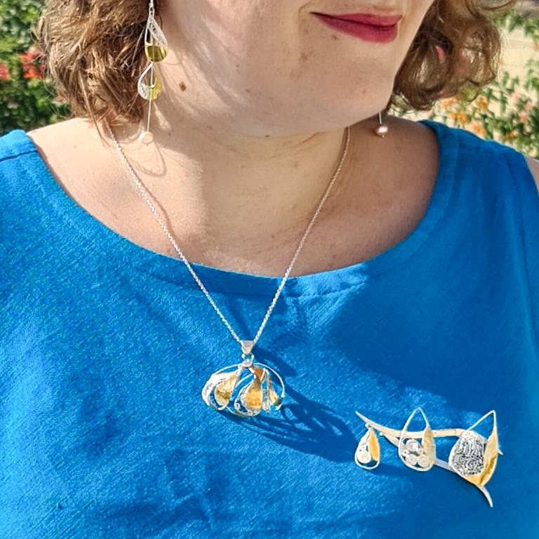 Ce pendentif spi asymétrique contemporain exclusif en argent et en or fait partie de la collection de Tara Lois.  La Collection Sails, qui se compose d'un nombre limité de pièces uniques fabriquées à la main en filigrane.  des bijoux inspirés par la