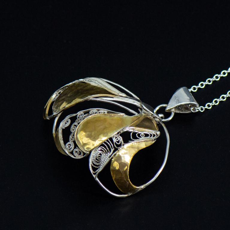 Contemporain Pendentif nautique spinnaker voilant en or et argent filigrane en vente